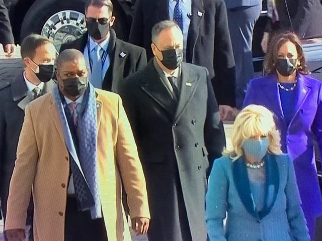 <p>Capitol Police officer Eugene Goodman escorting Kamala Harris, vice president-elect&nbsp;</p>