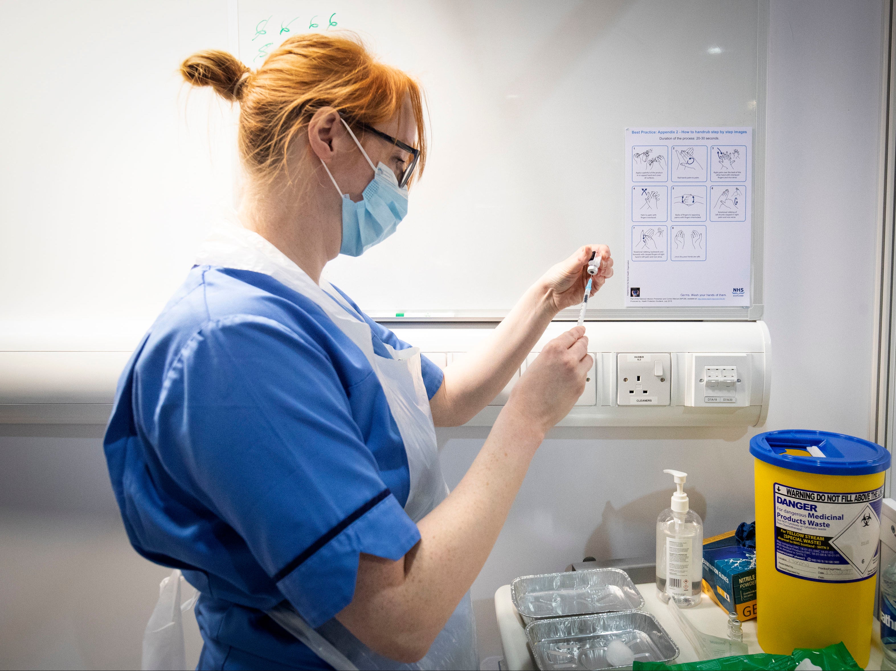 Nurse Eleanor Pinkerton prepares a coronavirus vaccine&nbsp;