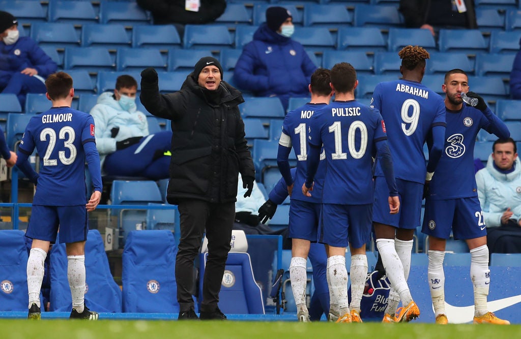 Frank Lampard talks to his Chelsea players