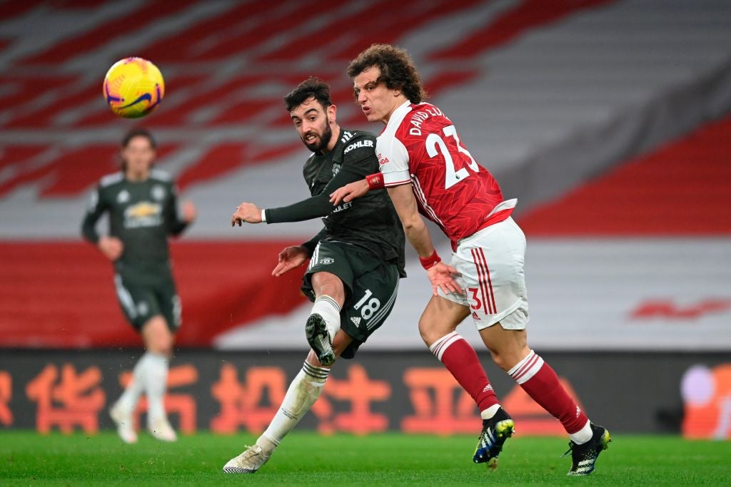 Bruno Fernandes gets his shot away past David Luiz