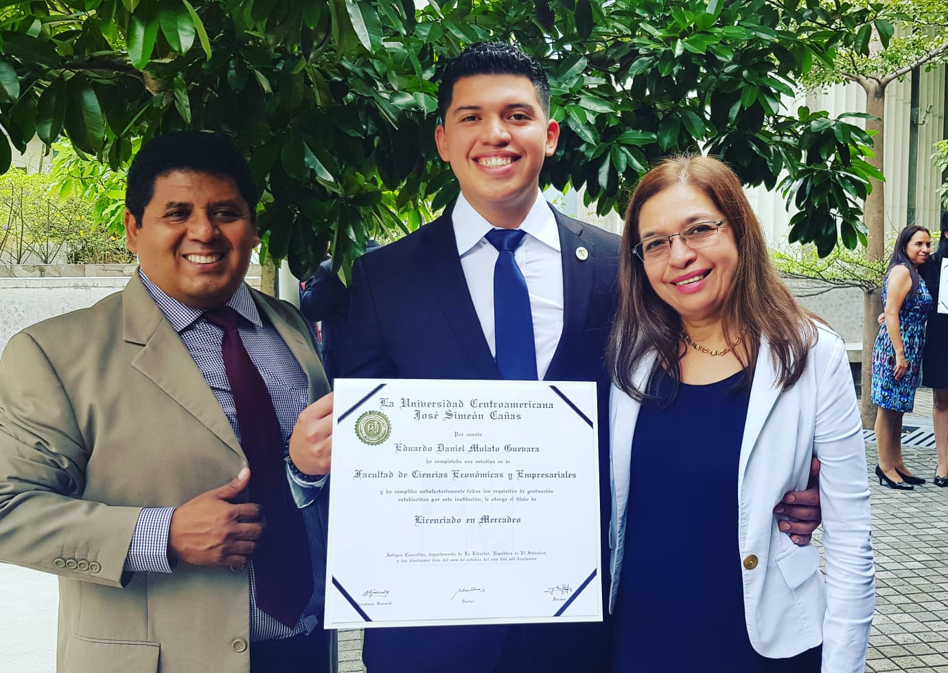 Eduardo with his parents – he was studying for a marketing degree when he was kidnapped