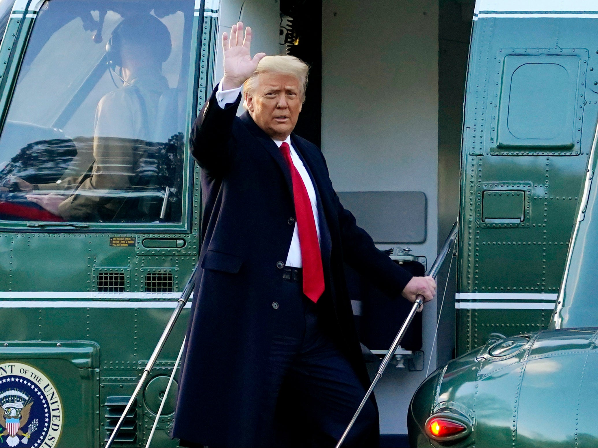 Donald Trump saluda mientras sube a Marine One en el jardín sur de la Casa Blanca, en Washington, DC.