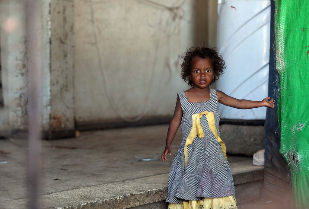 A girl looks on inside a school building for displaced Yemenis who fled fighting between Houthi rebels and the Saudi-backed government forces, in the town of al-Turba, Taiz