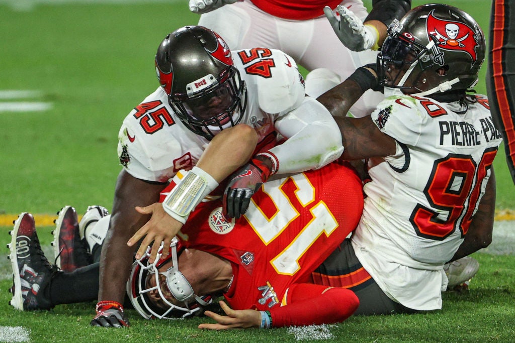 Patrick Mahomes is tackled by Jason Pierre-Paul and Devin White