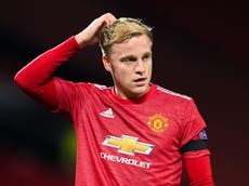 Manchester United teammates ‘don’t trust Donny van de Beek with the ball yet’, says Mark Hughes