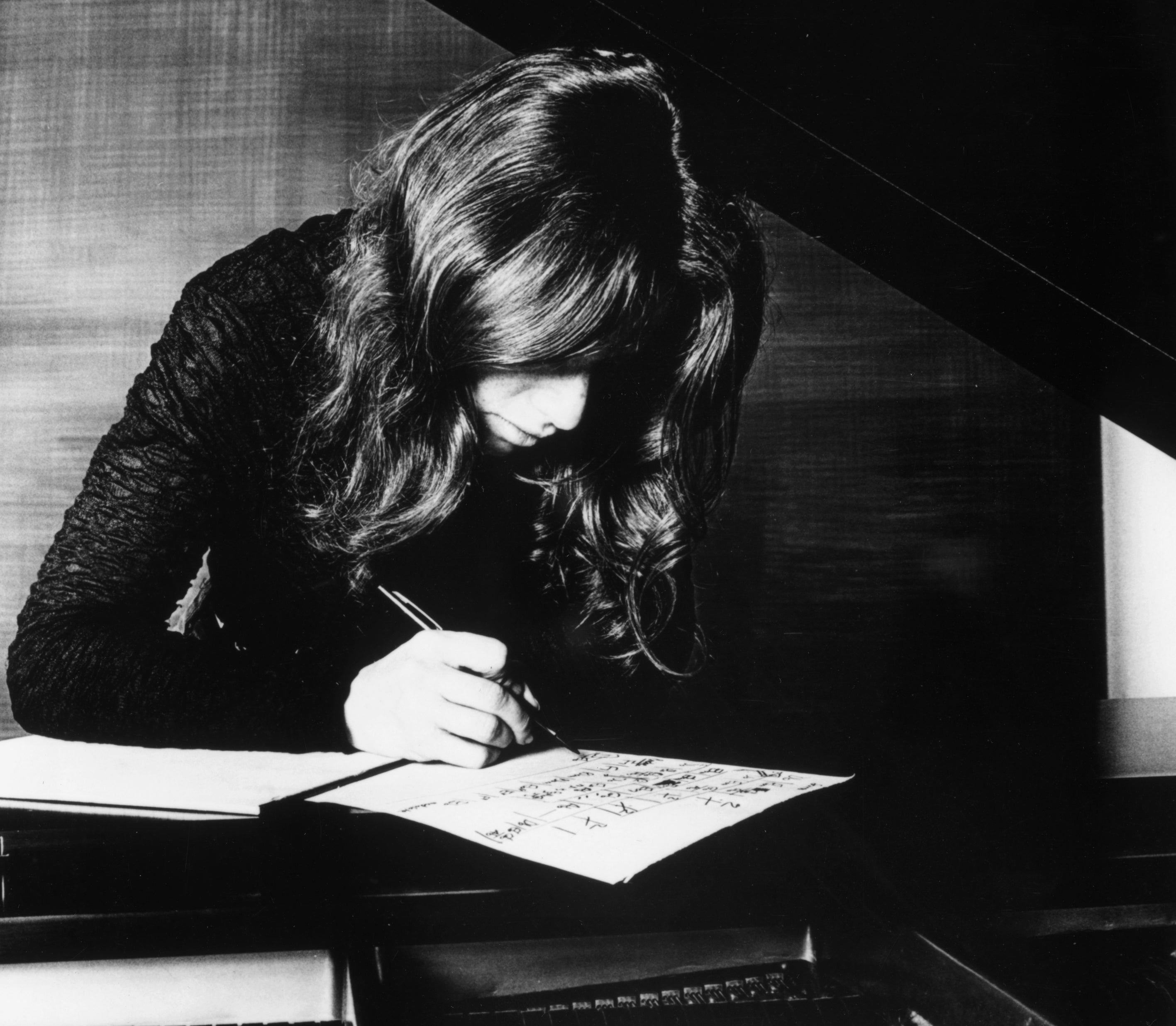 Carole King working at the piano in 1970, the year before Tapestry was released