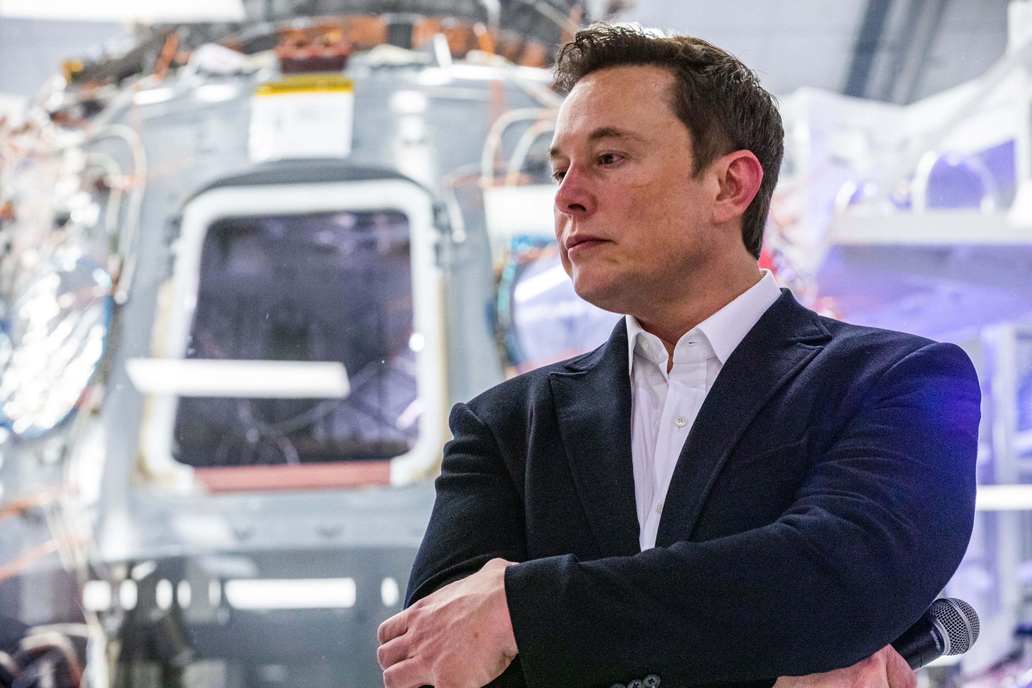 Musk briefs reporters about SpaceX’s reusable Crew Dragon spacecraft in Hawthorne, California, 2019