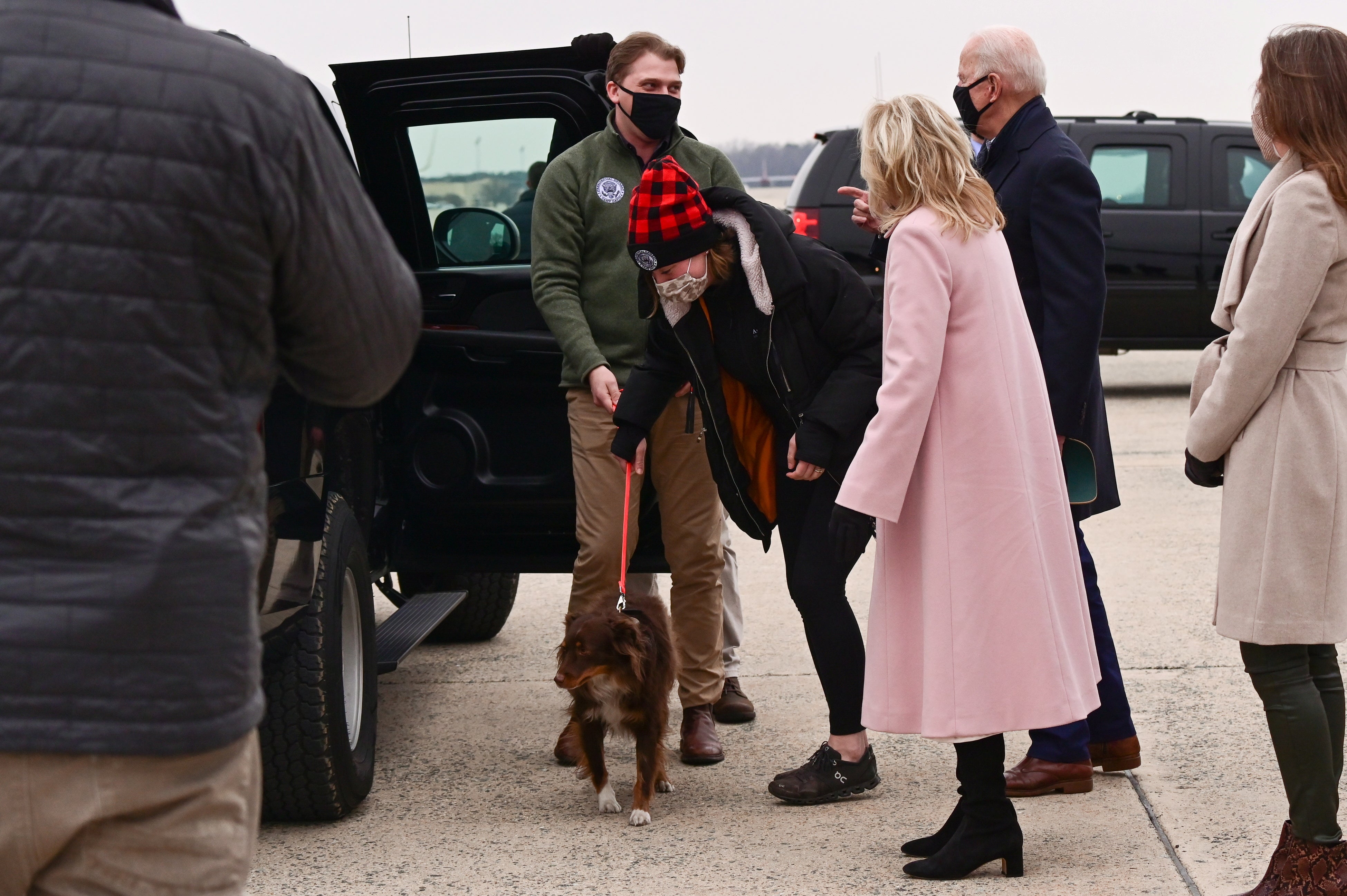 Joe and Jill Biden look on at Biden’s granddaughter Naomi and her boyfriend Peter Neal with Naomi’s dog Charlie on their return to Washington