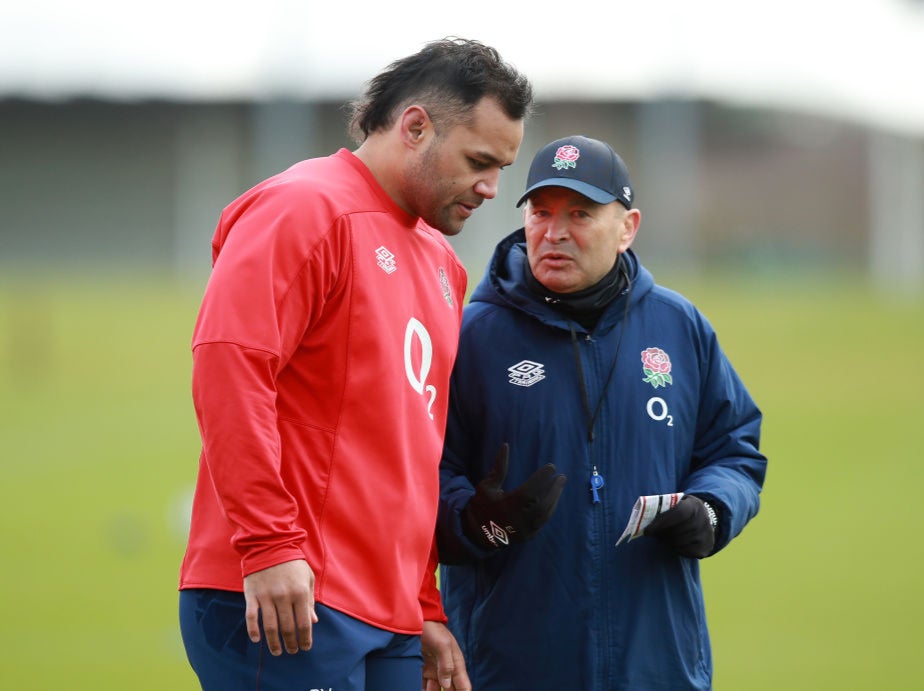 Eddie Jones speaks to Billy Vunipola in training