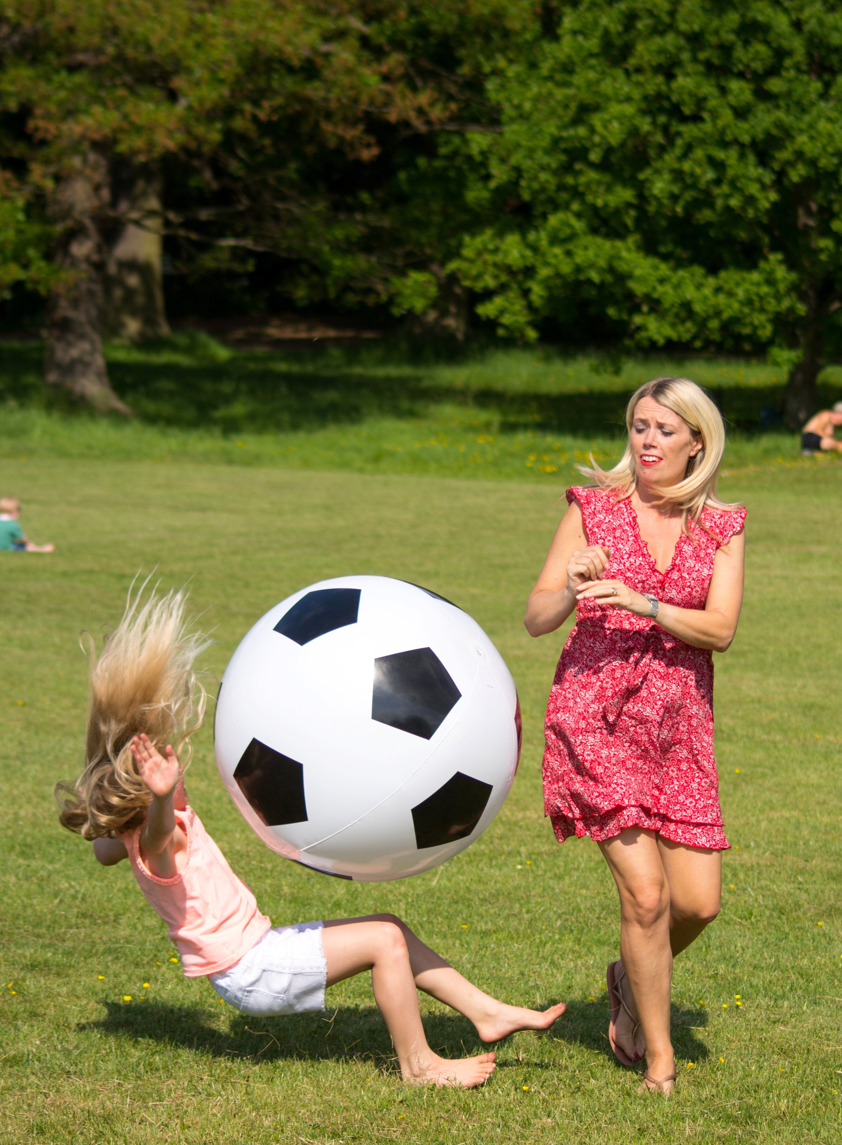 'Bounce' - A mom accidenly bounces a ball off her daughter