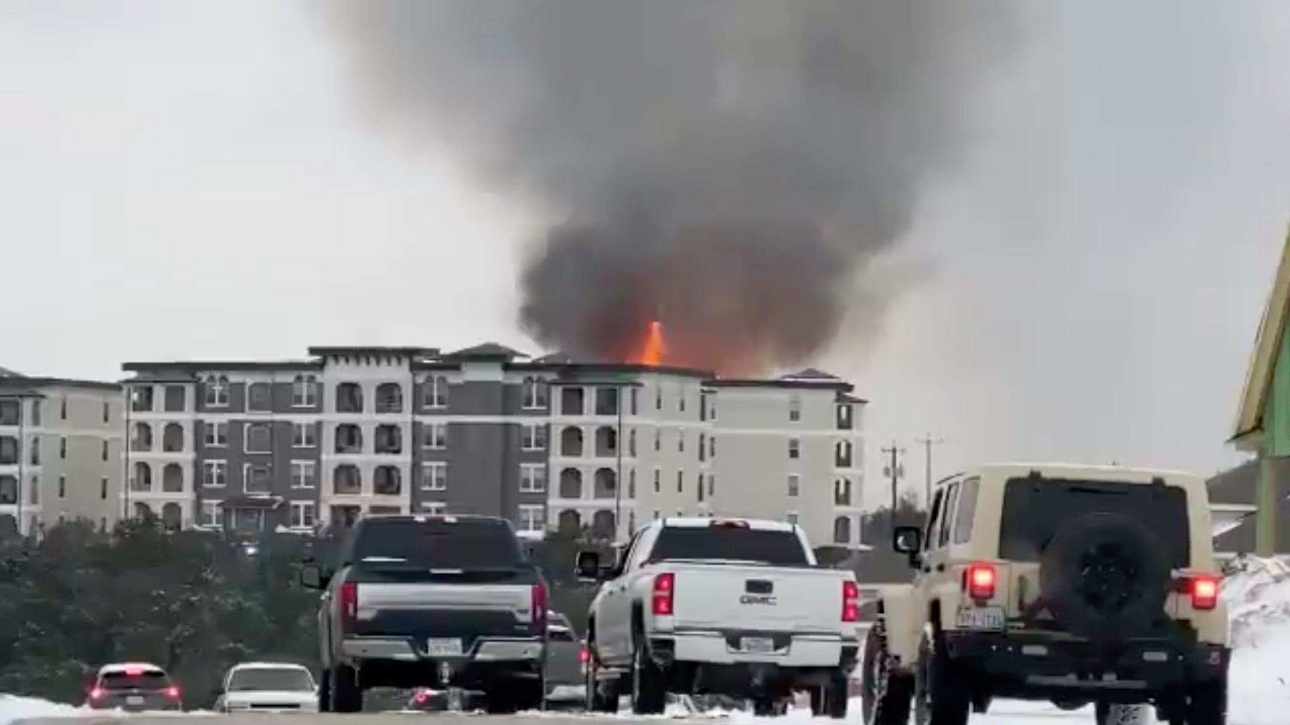 Huge fire breaks out in Texas apartment building as fighters unable to get water from frozen hydrants
