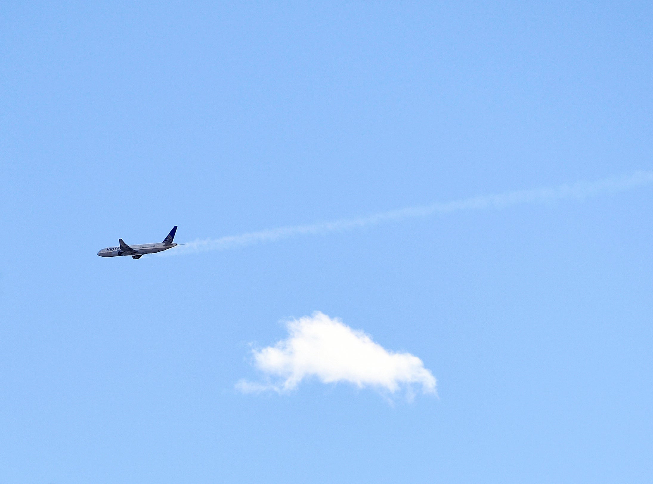 APTOPIX Emergency-Landing-Plane-Debris