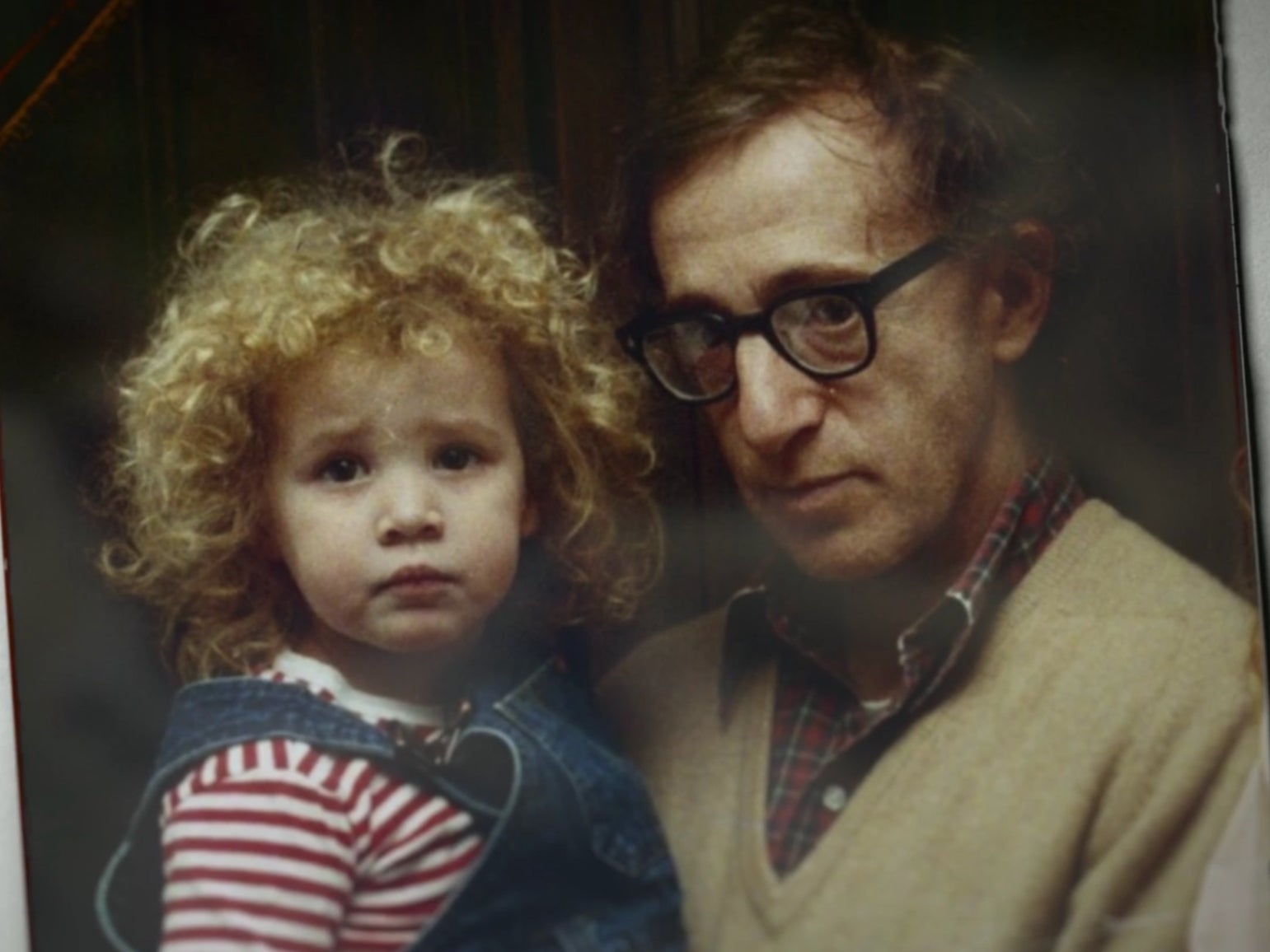 Dylan Farrow y Woody Allen en una foto de la infancia que aparece en el documental de HBO Allen v Farrow