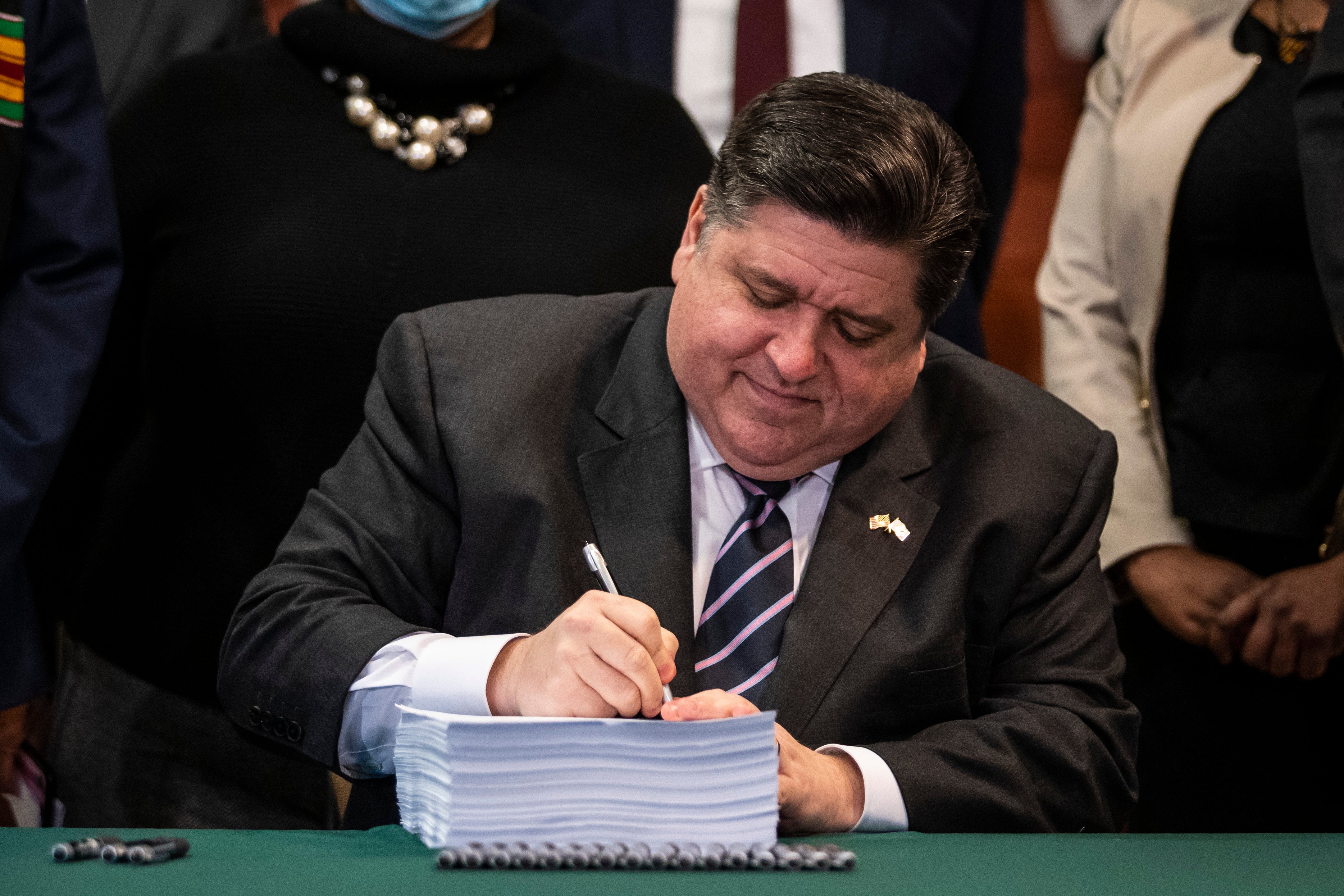 Illinois governor signs sweeping criminal-justice overhaul