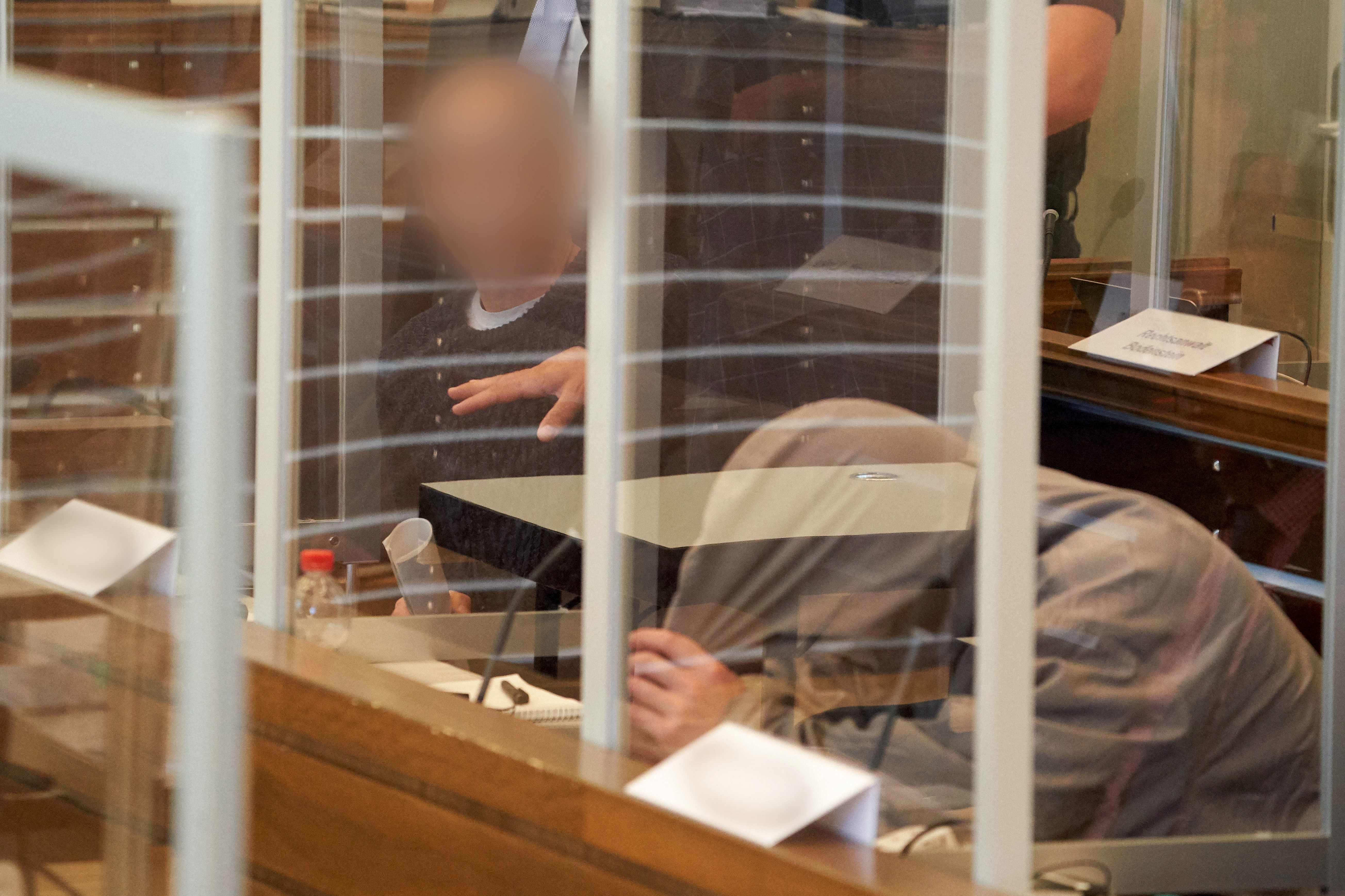 Syrian defendants Anwar Raslan (L) and Eyad al-Gharib (R) wait in the courtroom