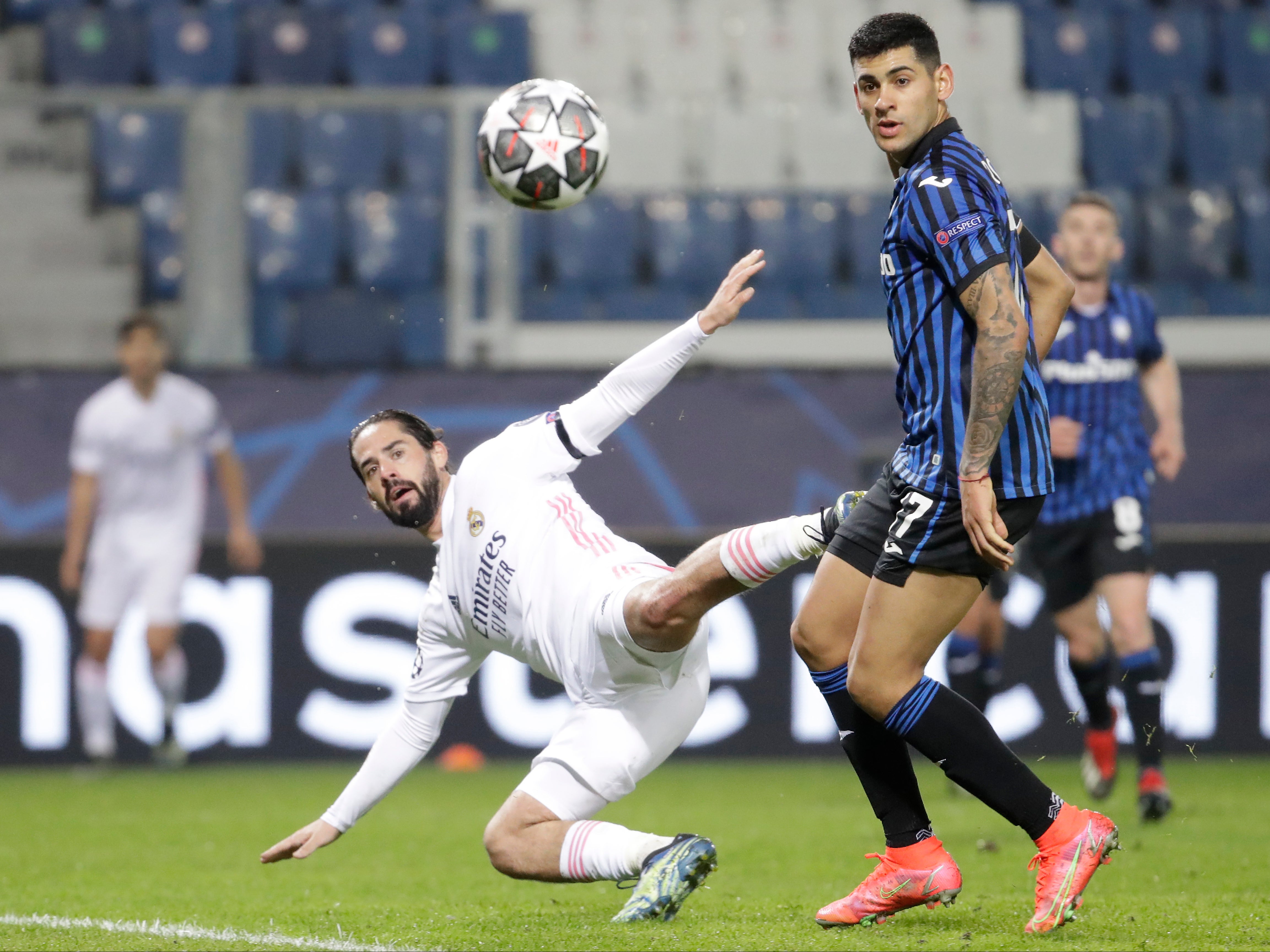 Isco fights for the ball with Cristian Romero