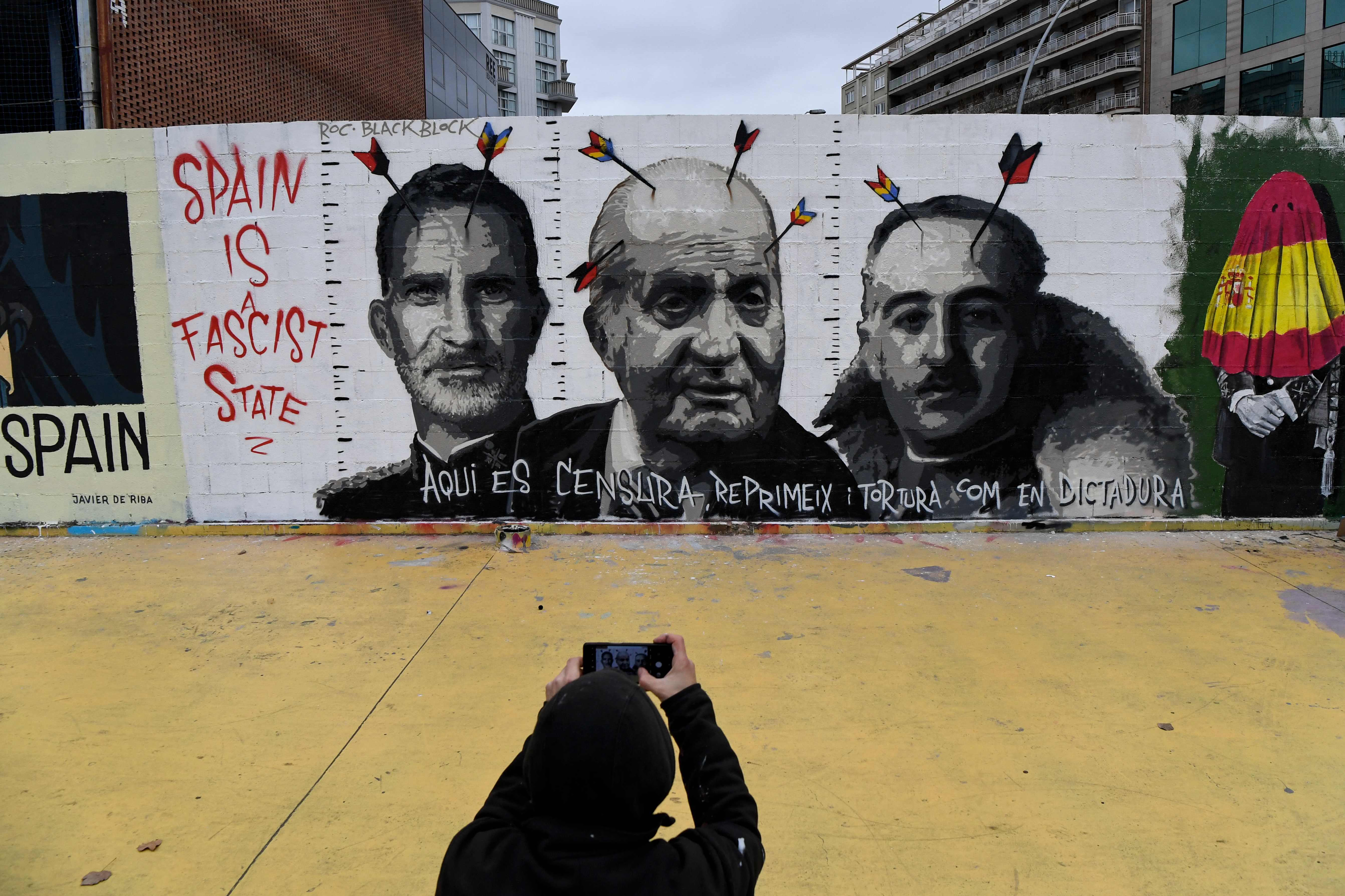 A mural in Barcelona by Spanish artist Roc BlackBlock depicts King Felipe VI (left), Juan Carlos and the dictator Francisco Franco, and reads in Catalan ‘Here there is censorship, repression and torture like under dictatorship’