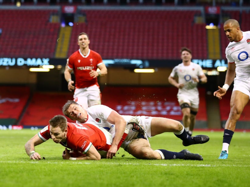 Liam Williams scores Wales’ second try