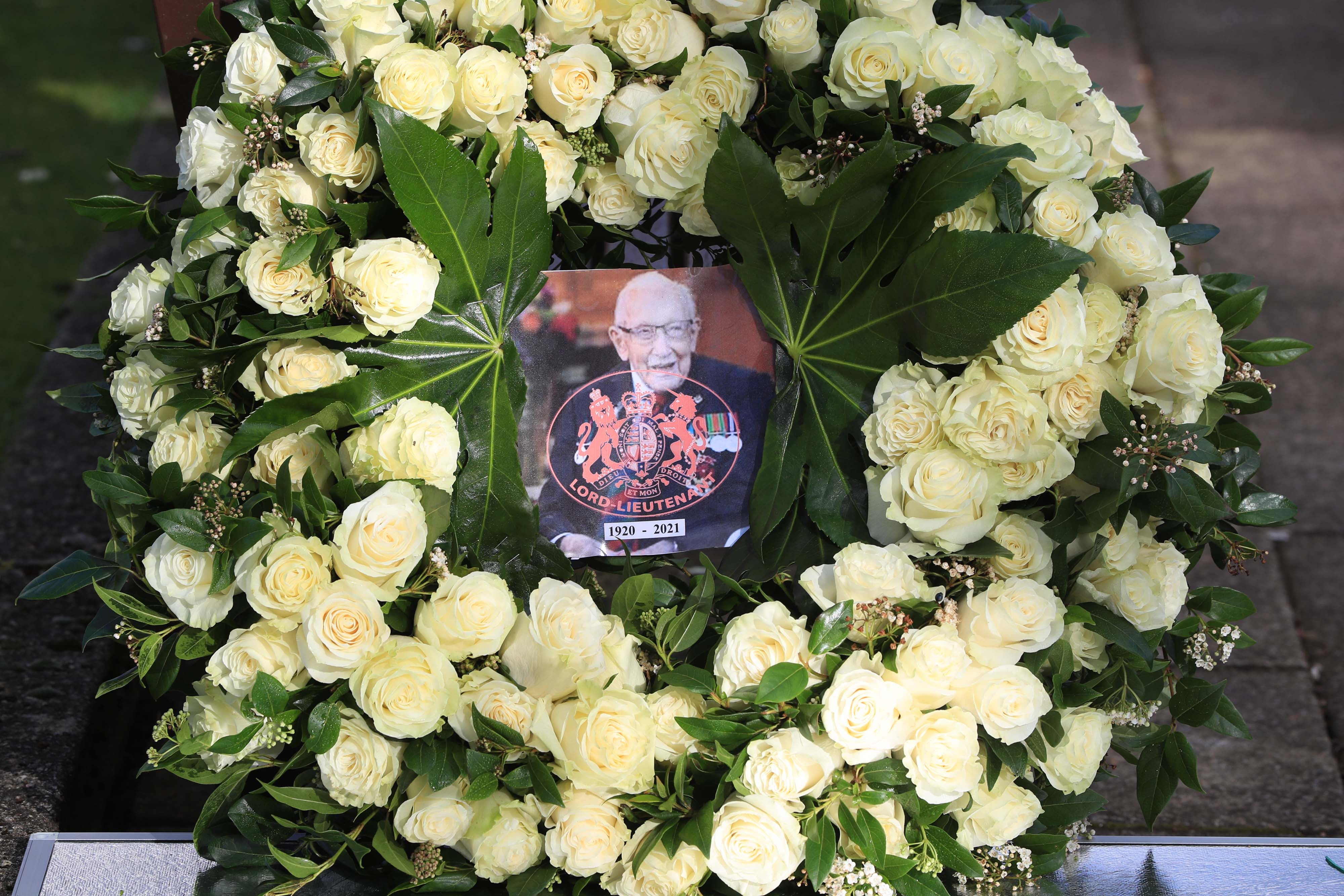 The Queen’s wreath of 100 white roses