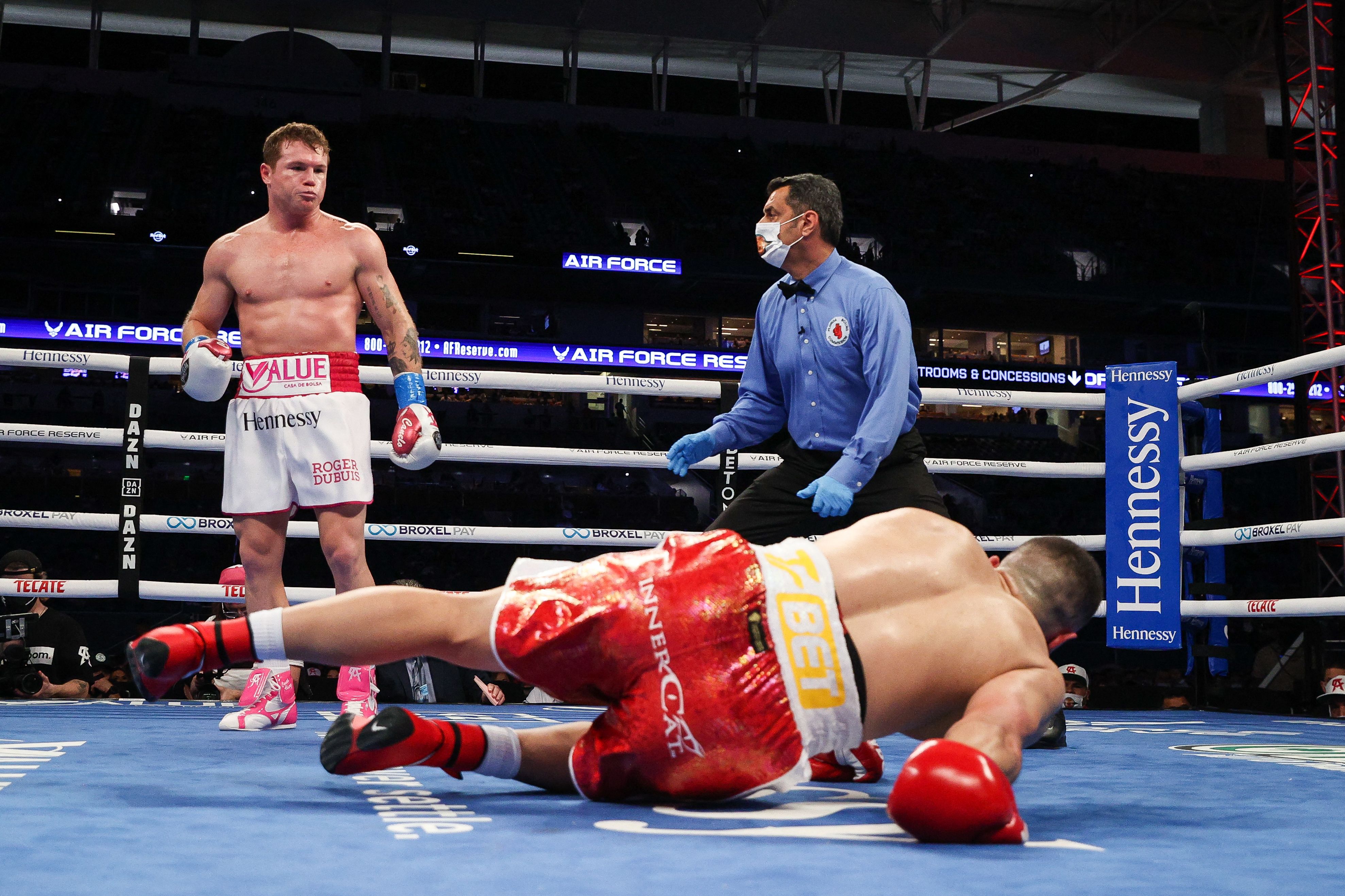 Saul ‘Canelo’ Alvarez knocks down Avni Yildrim