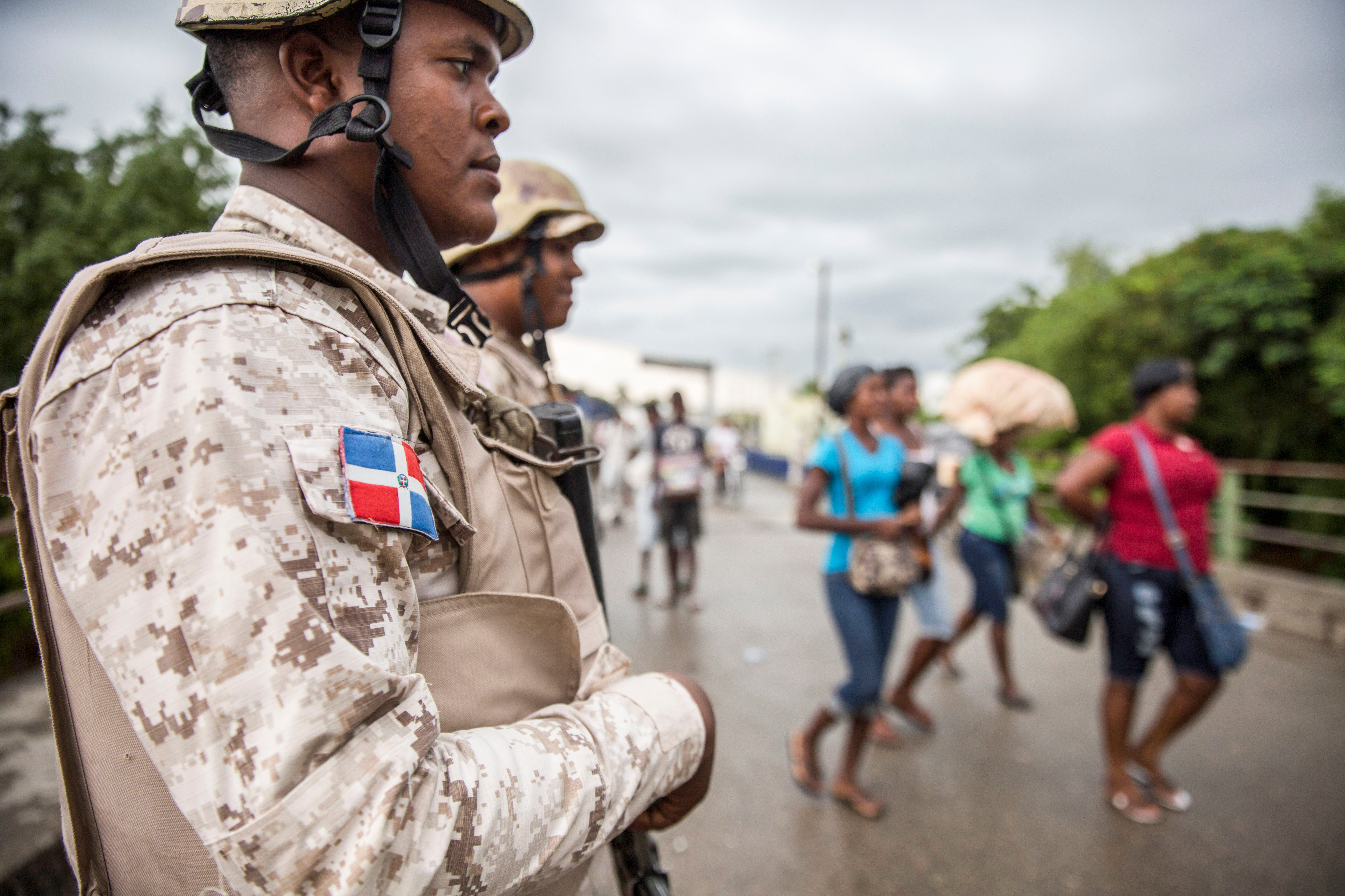 Haitians cross the border crossing in Dajabon, bordering city of Ouanaminthe in Haiti, in the northwest of Dominican Republic on 27 September, 2018. The Dominican Republic is set to start constructing fencing at its border with Haiti.