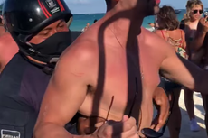 Crowd in Mexico stops gay couple from being arrested as they chant ‘I’m gay too’ at cops