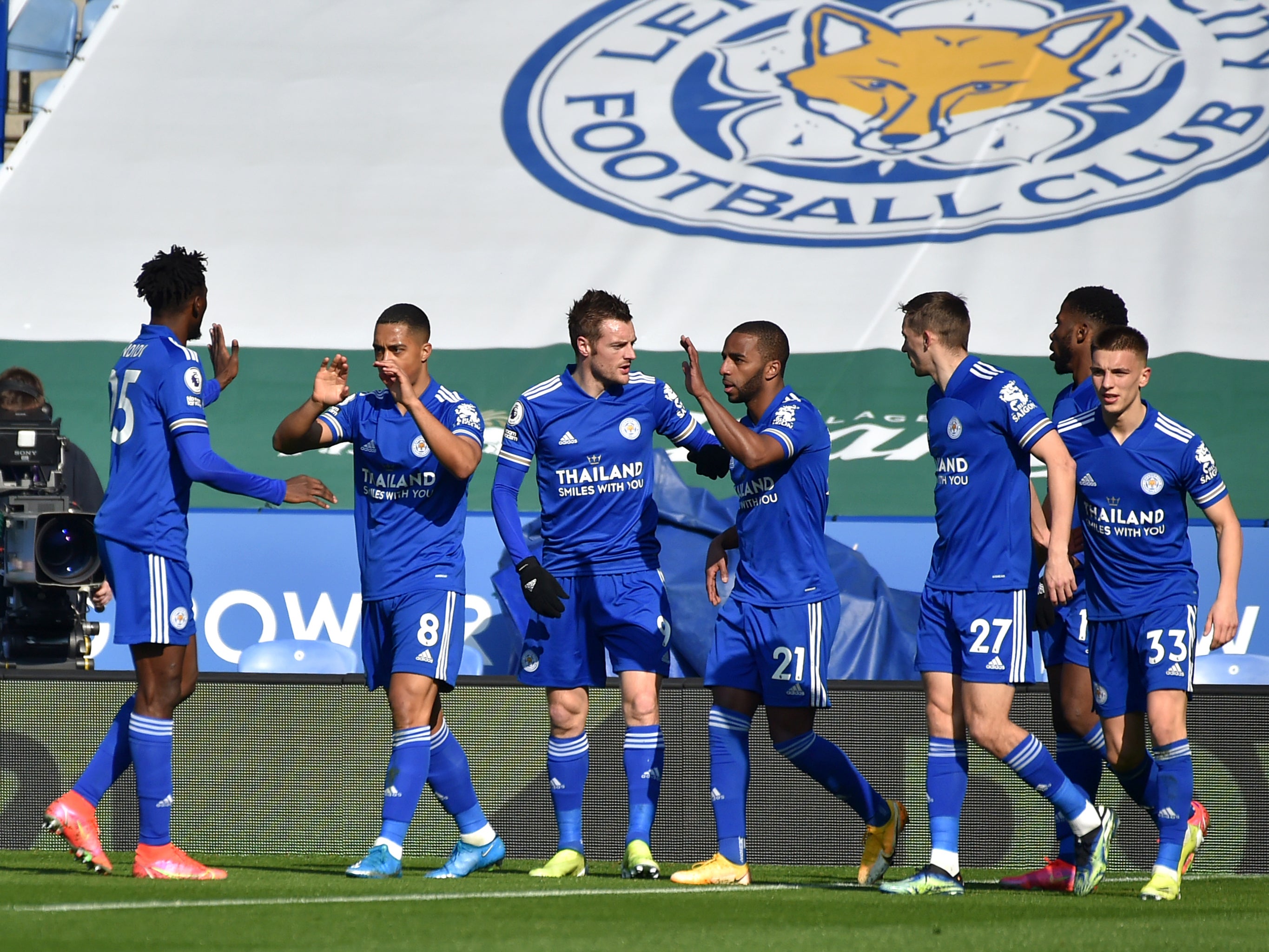 Youri Tielemans celebrates with Wilfred Ndidi, Jamie Vardy, Ricardo Pereira and Timothy Castagne