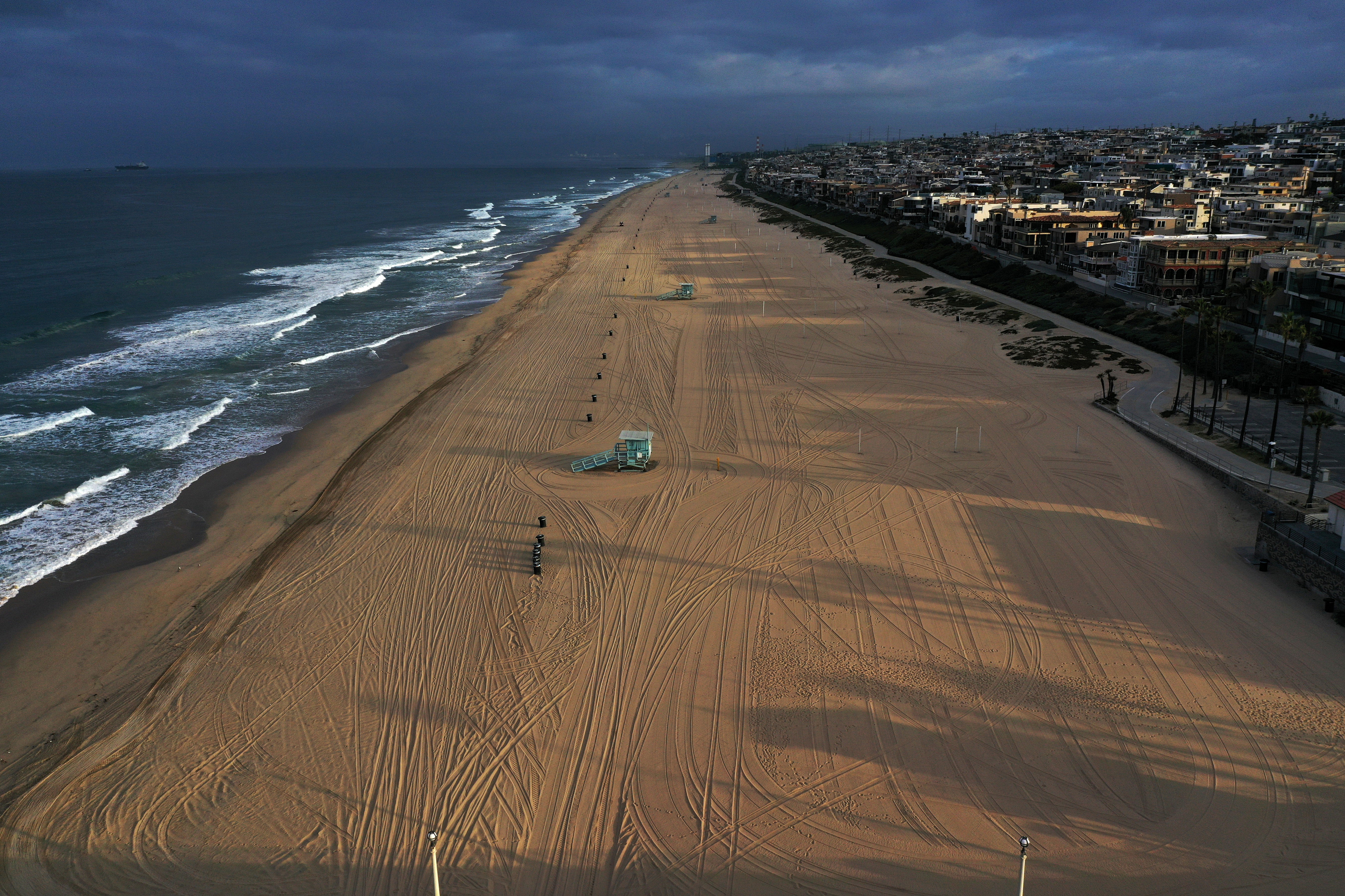 Beaches on the Pacific Ocean lie empty after Los Angeles issued a stay-at-home order and closed beaches and state parks, as the spread of the coronavirus disease (COVID-19) continues, in Manhattan Beach, California, U.S., April 2, 2020. REUTERS/Lucy Nicholson
