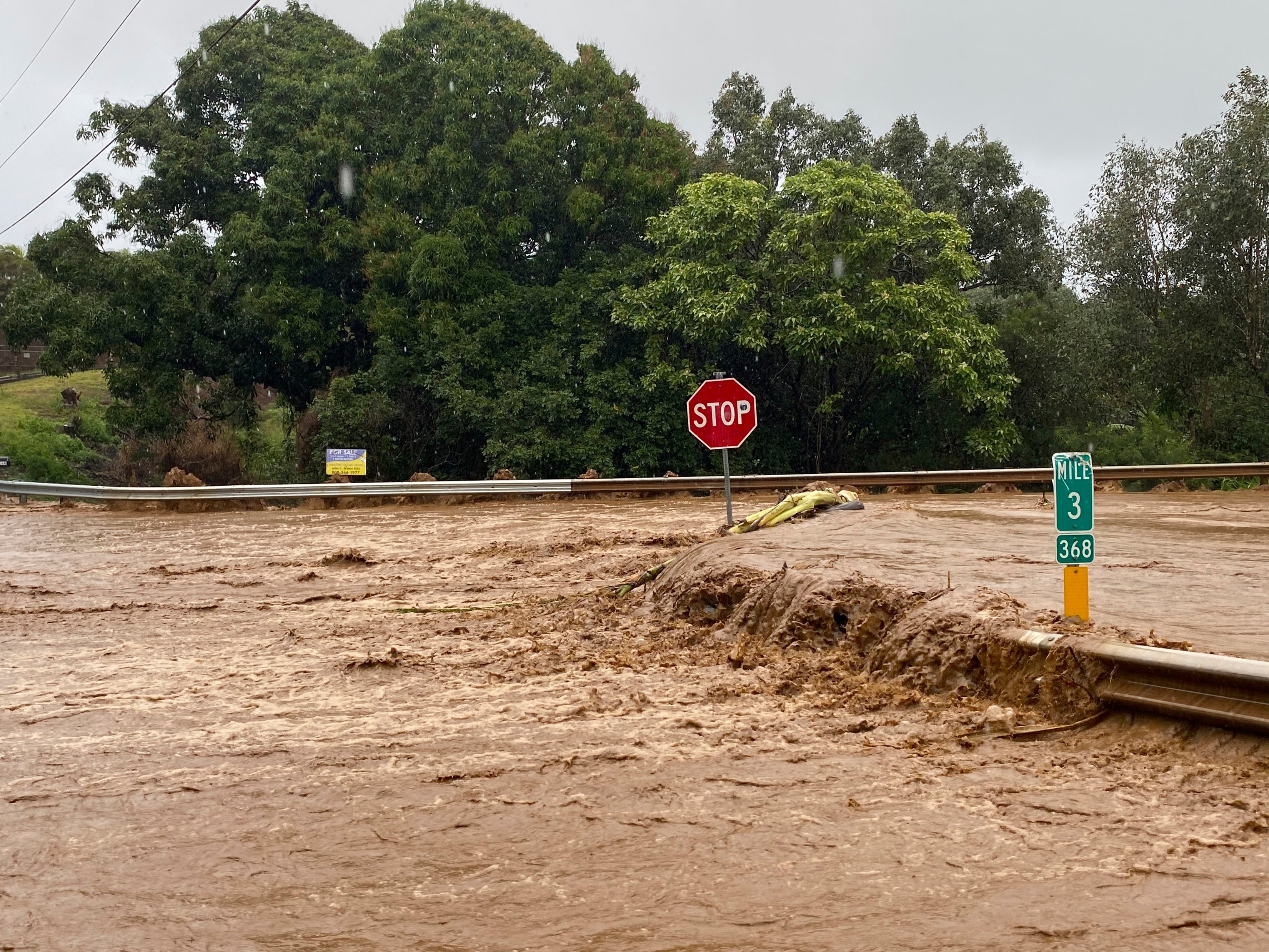 US Hawaii Dam Breached