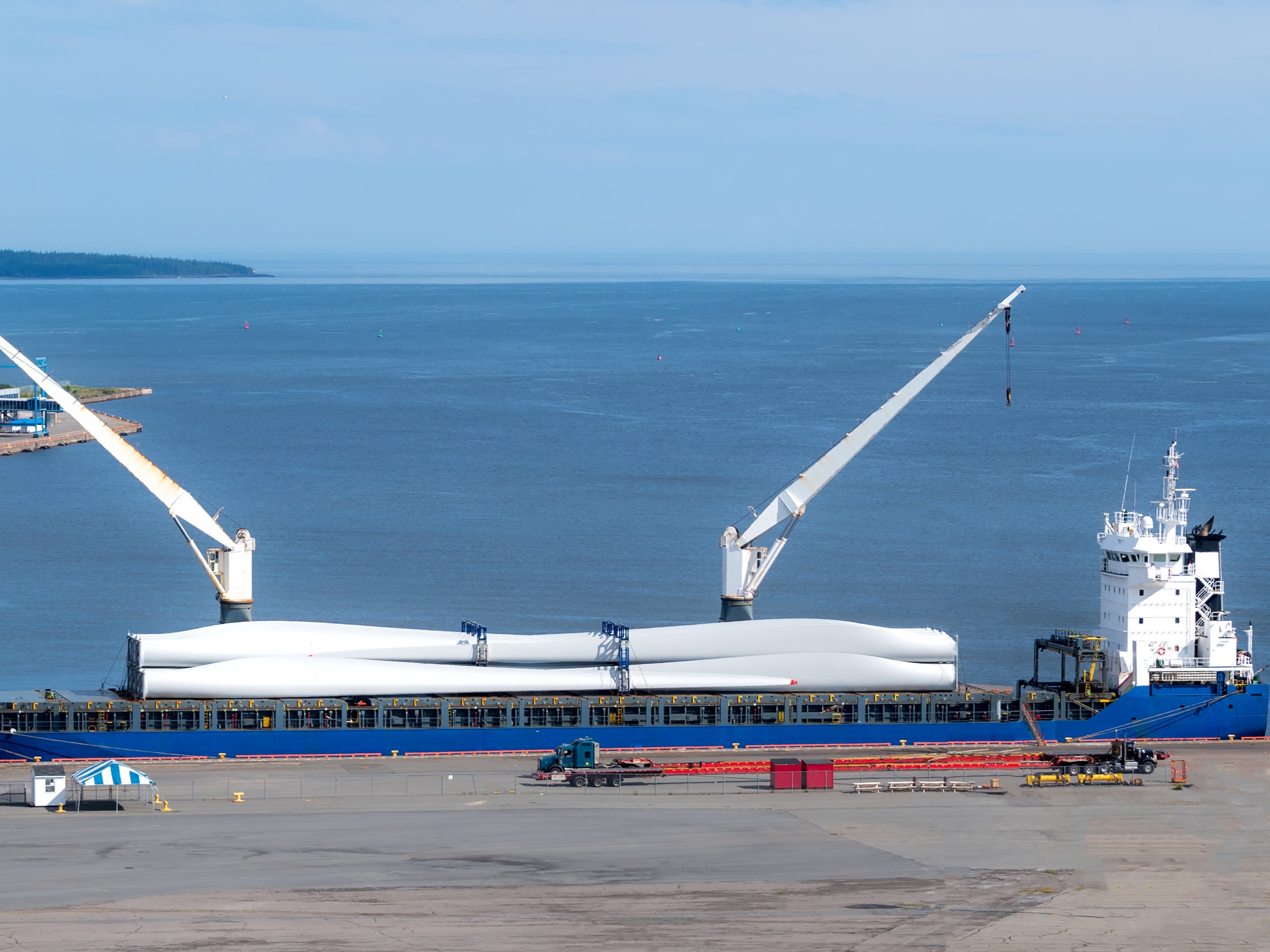 Turbine blades arrive by sea in Canada