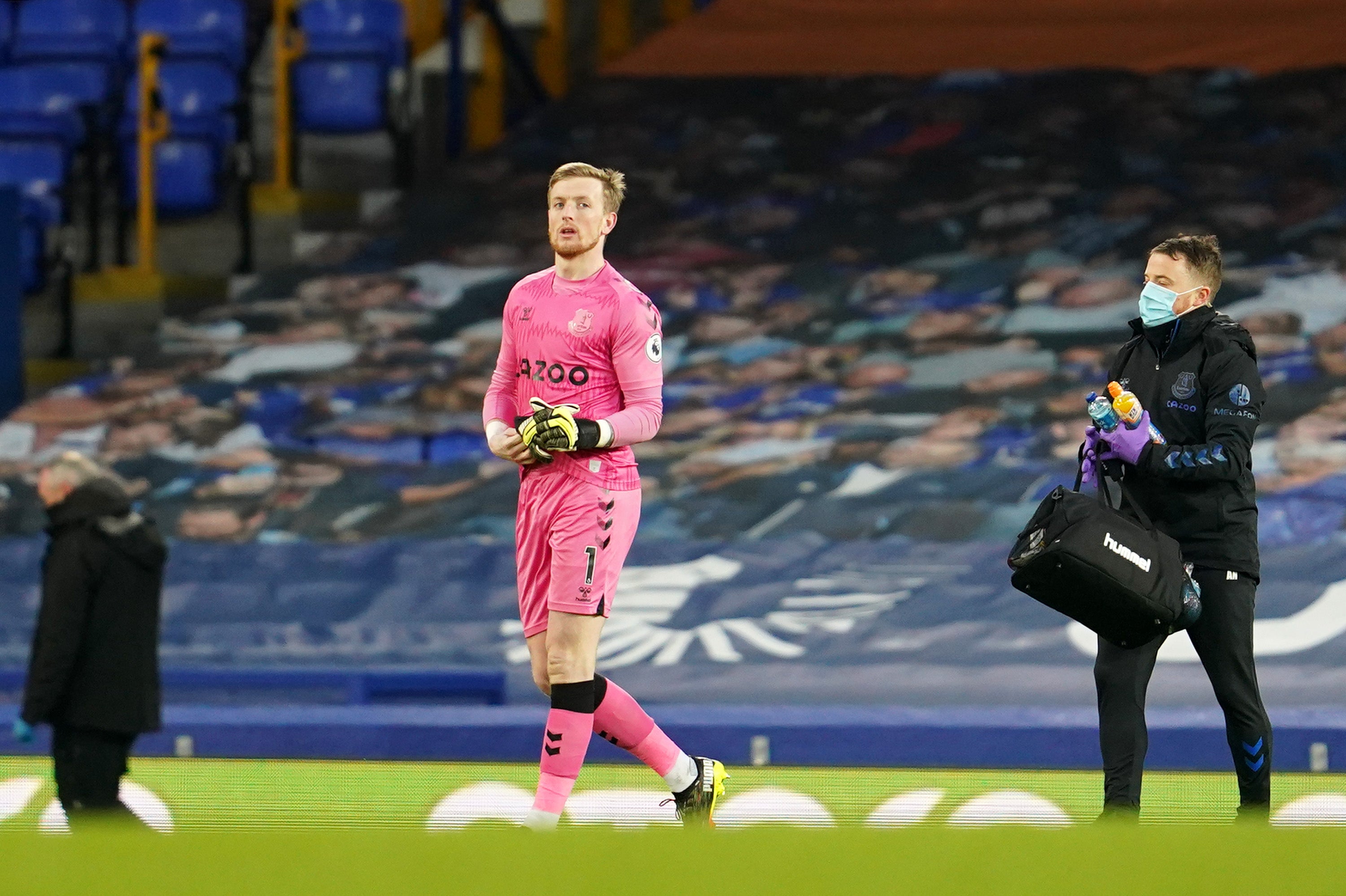 Jordan Pickford leaves the pitch with an injury