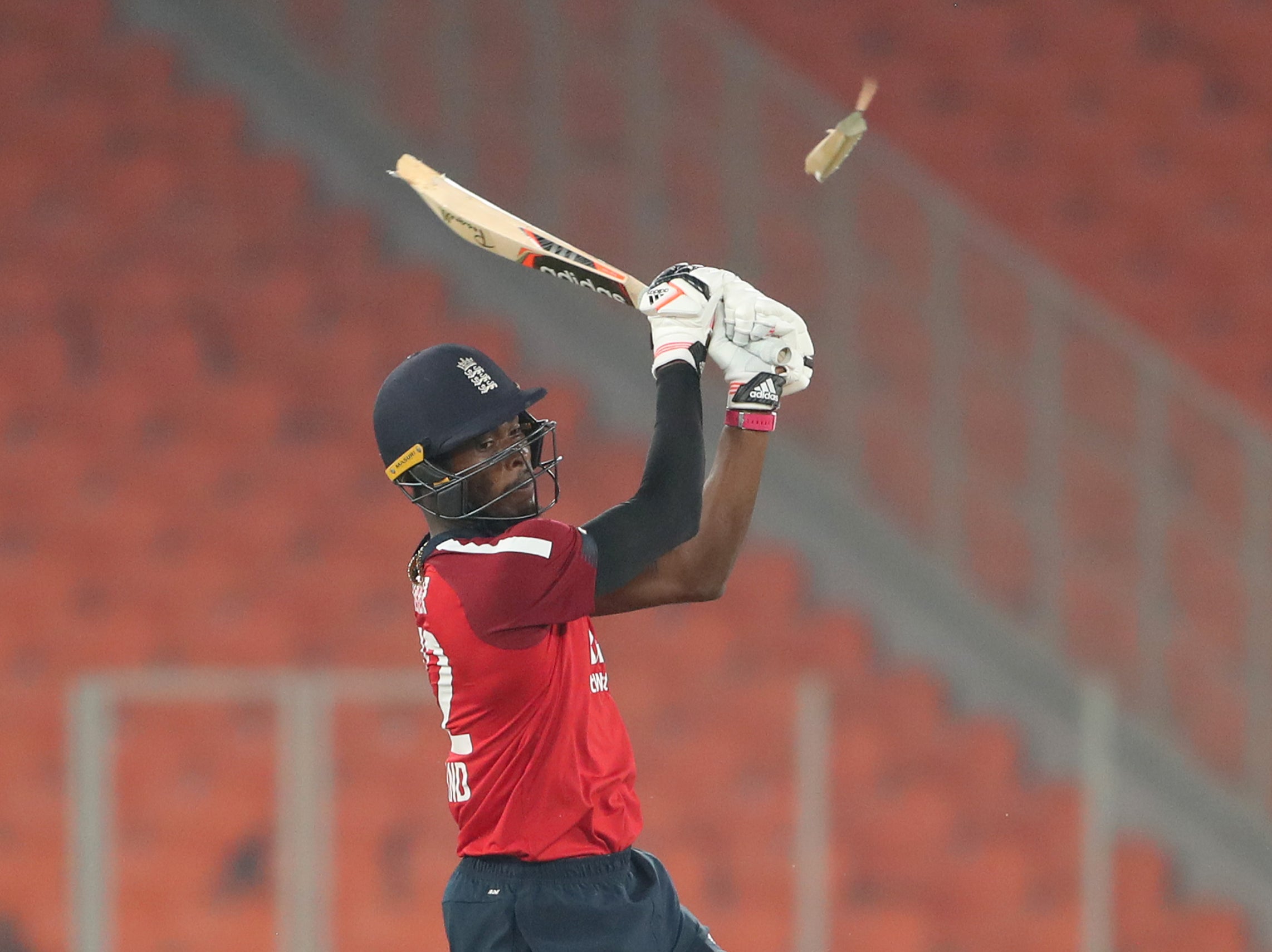Jofra Archer’s bat breaks during the final over