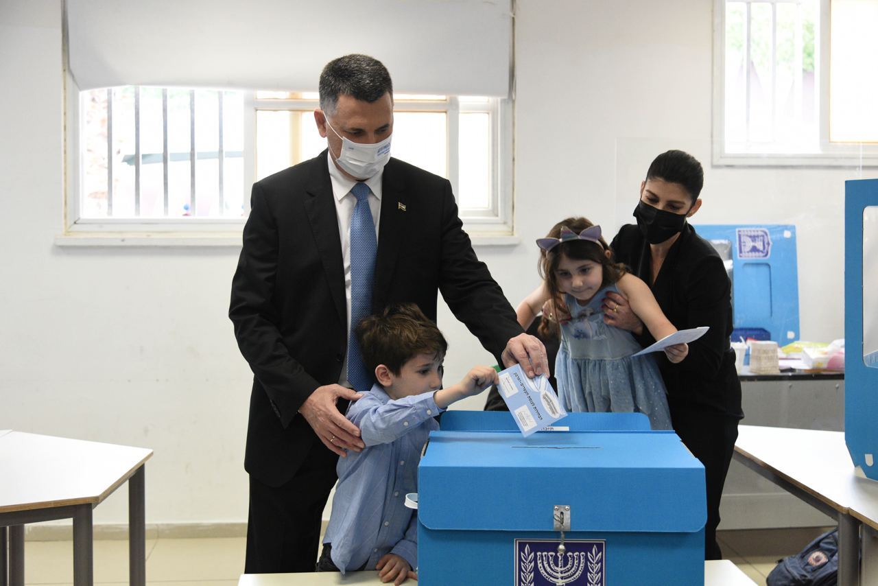 New Hope chairman Gideon Saar votes in Tel Aviv.