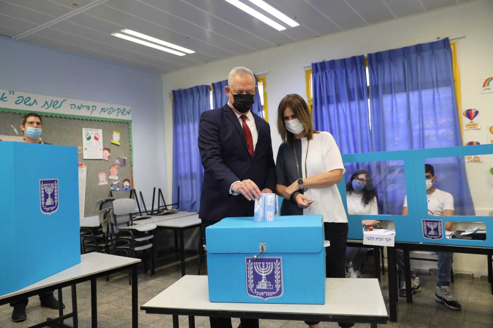 Defence minister Benny Gantz, the chairman of Blue and White, votes in Rosh HaAyin.