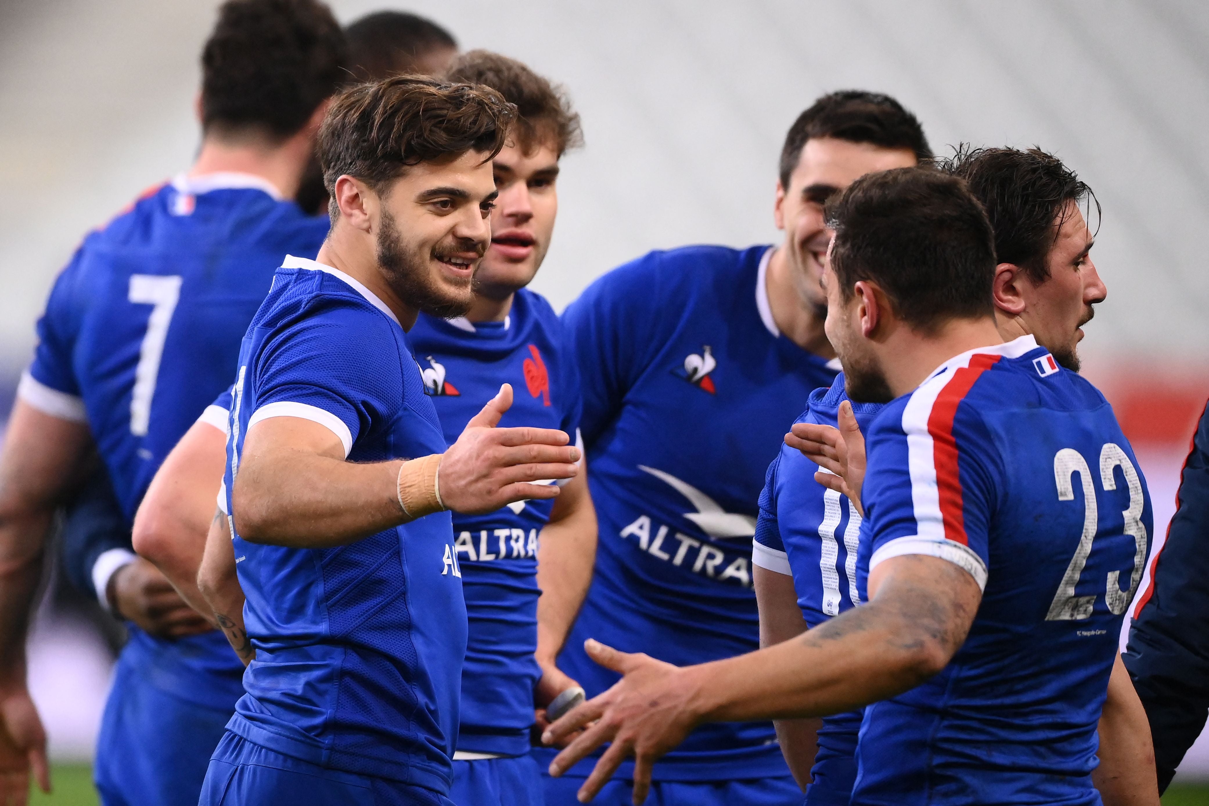 Romain Ntamack celebrates with Arthur Vincent