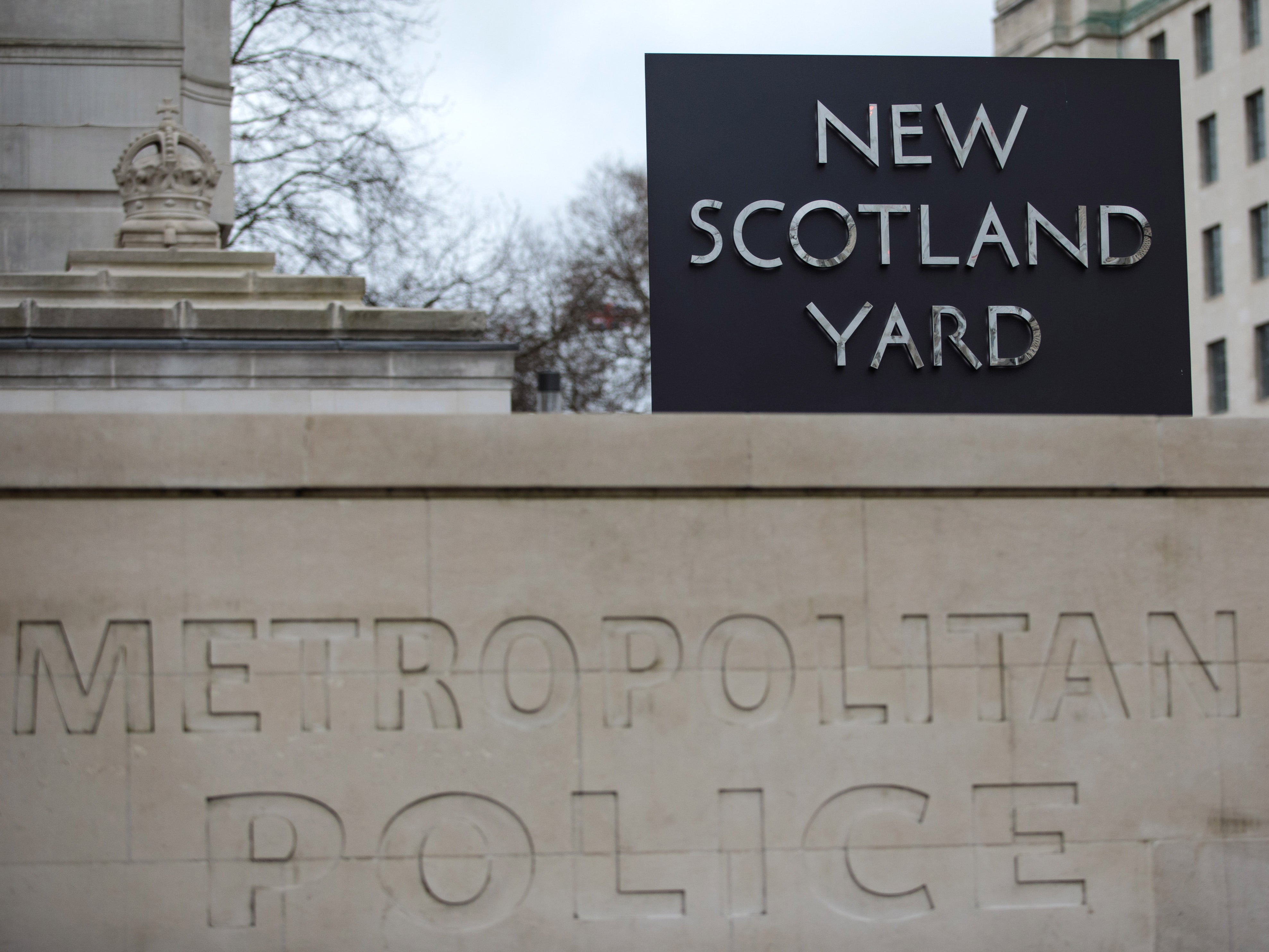 El logotipo de New Scotland Yard fuera de la sede de la Policía Metropolitana en Londres