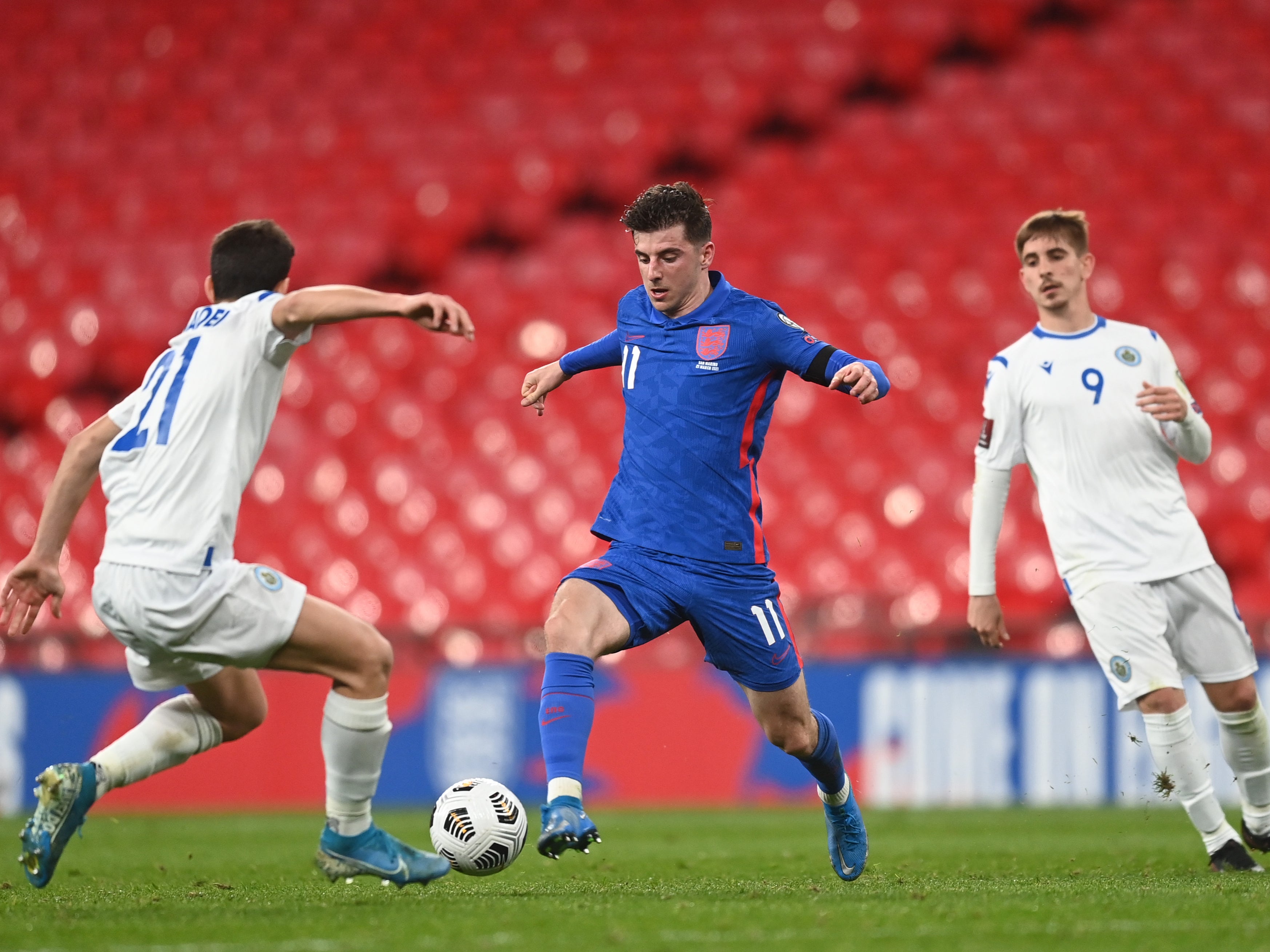 Mason Mount takes on Lorenzo Lunadei