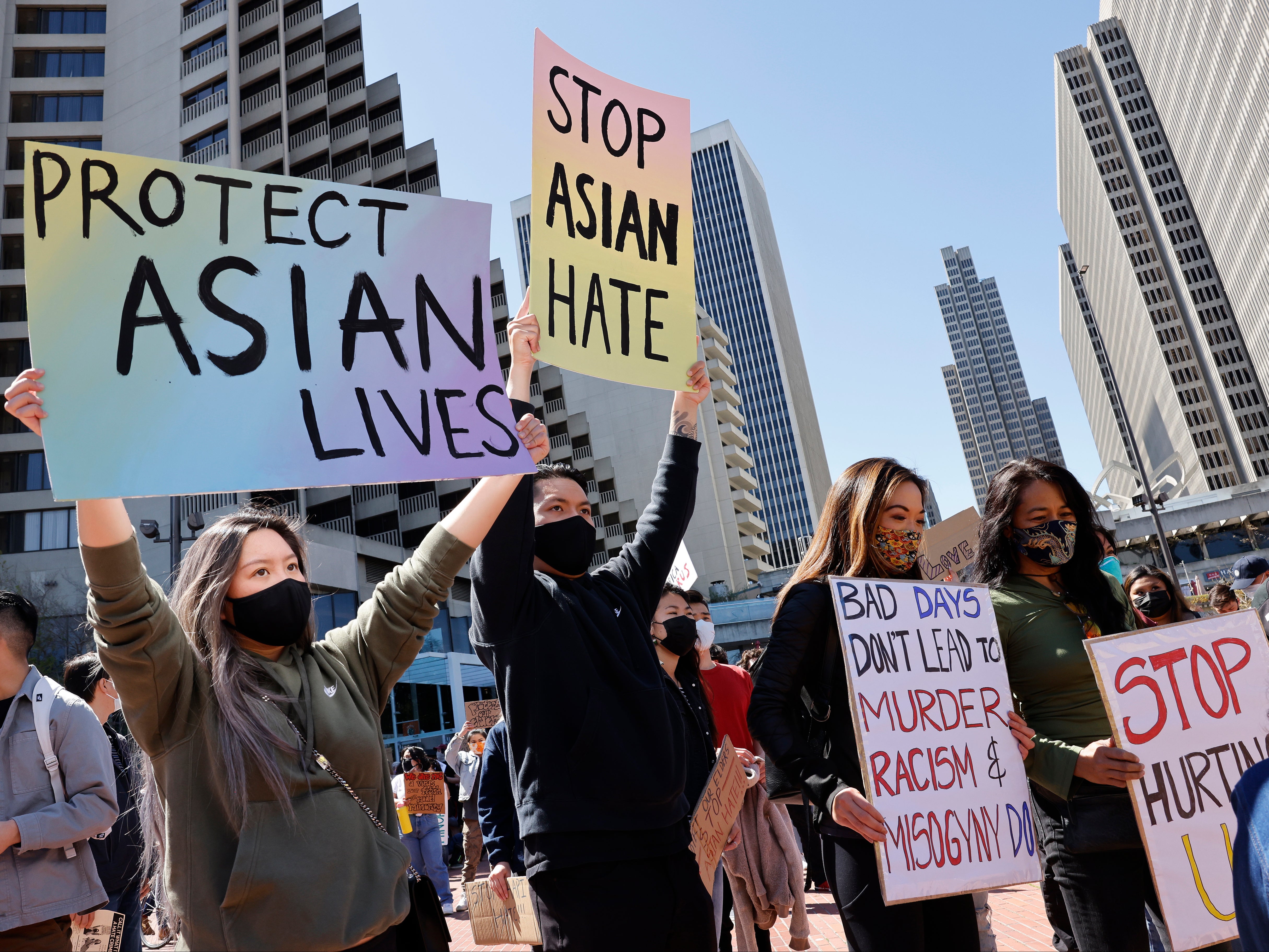 Un joven liderado por asiáticoamericanos e isleños del Pacífico (AAPI), y los simpatizantes se manifiestan y marchan para condenar el odio y la violencia contra la comunidad asiática en San Francisco, California, el 26 de marzo de 2021