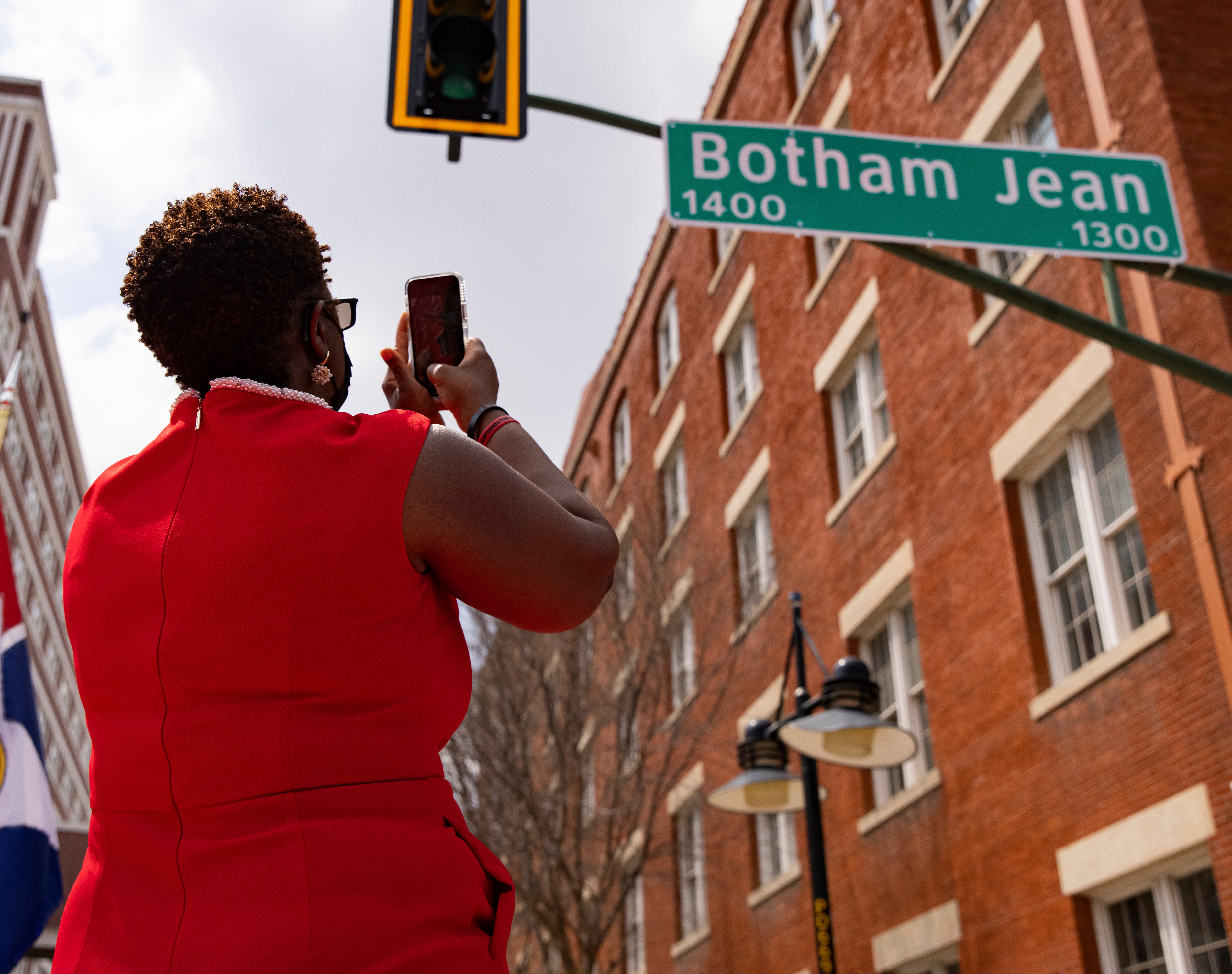 Dallas-Officer-Mistaken-Apartment-Street