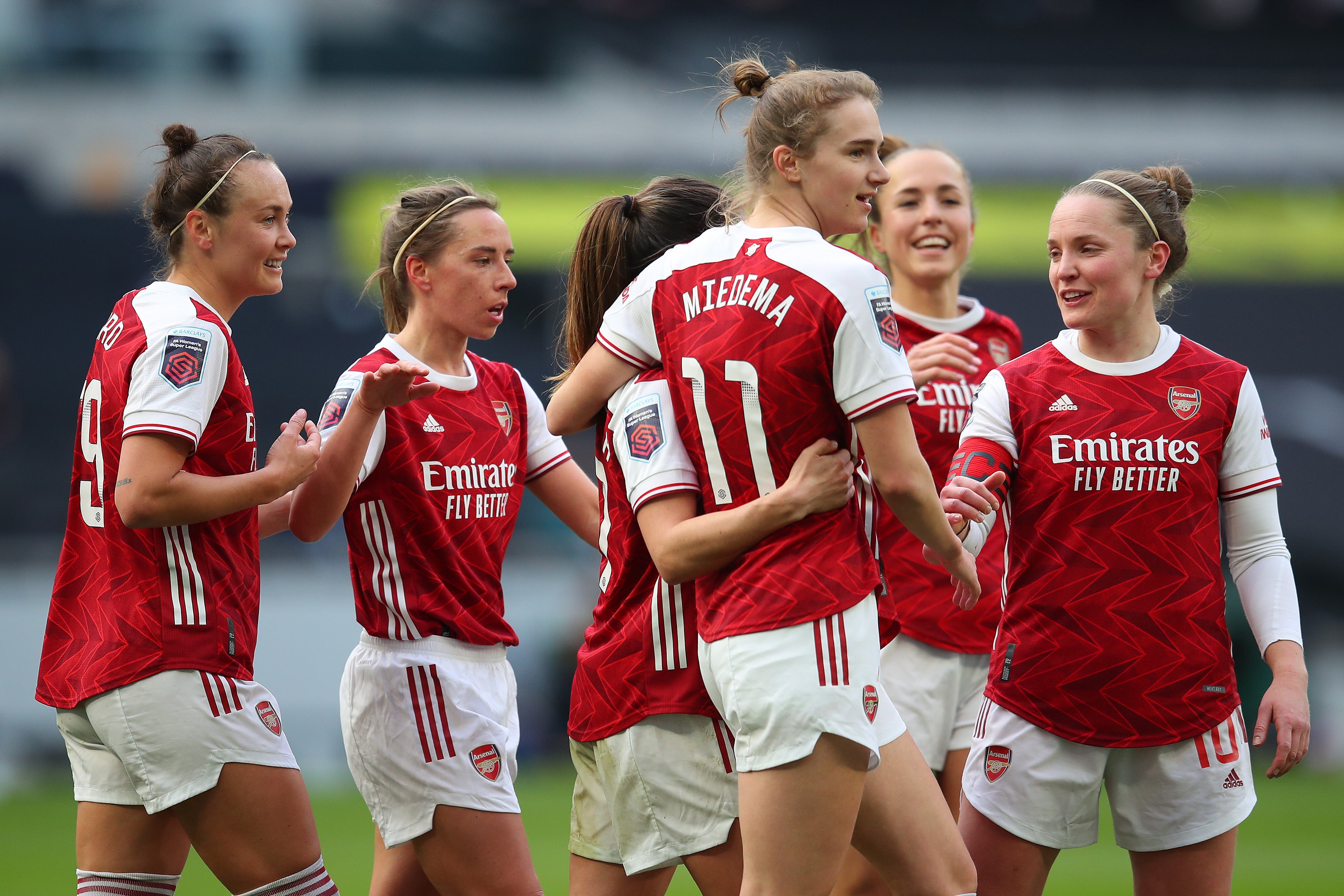 Vivianne Miedema of Arsenal celebrates with Caitlin Foord, Jordan Nobbs, Danielle Van De Donk and Kim Little