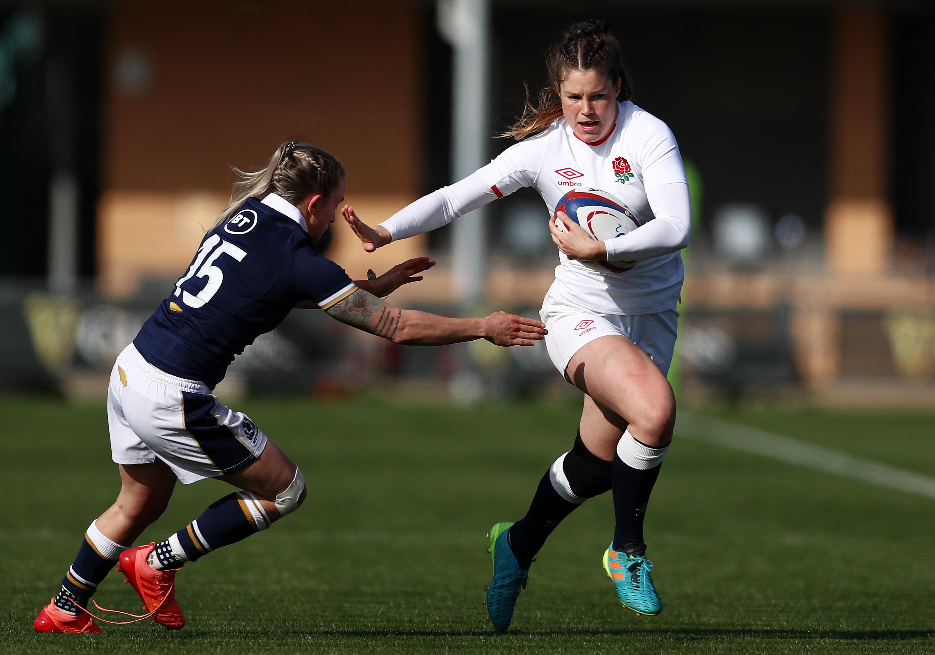 Jess Breach of England holds off Chloe Rollie of Scotland