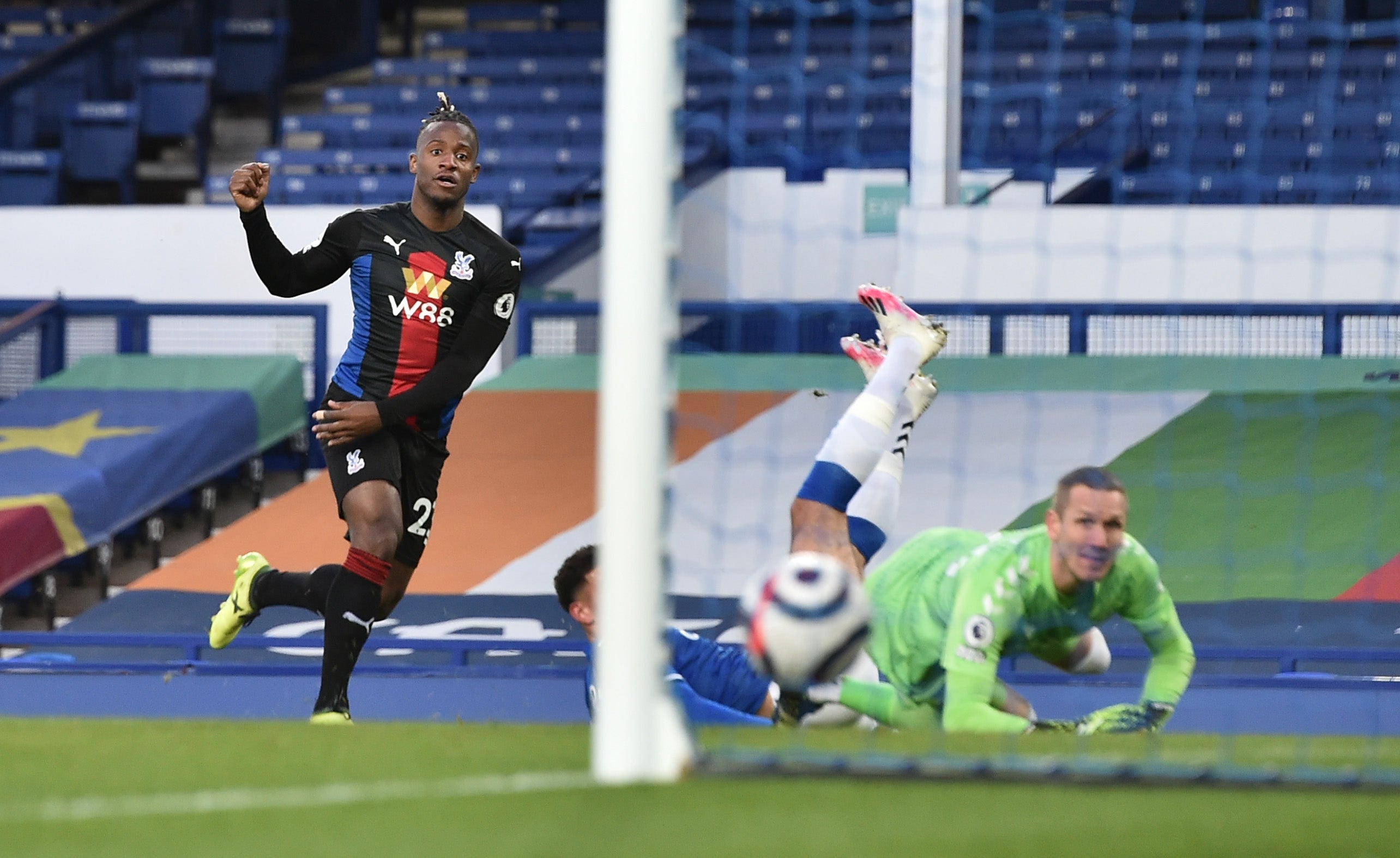 Michy Batshuayi of Crystal Palace scores