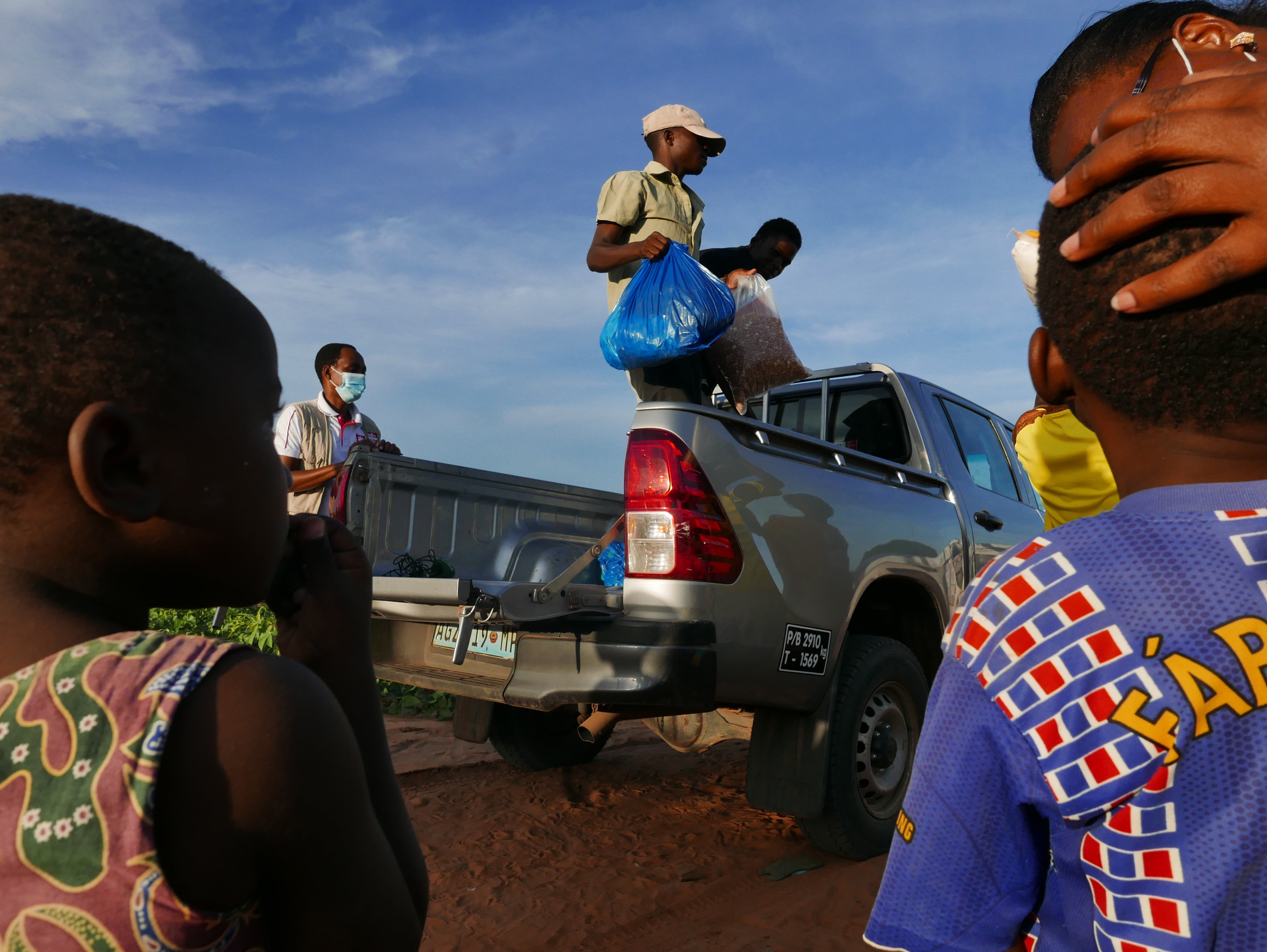 Children in Pemba watch the arrival of food support from Caritas Mozambique