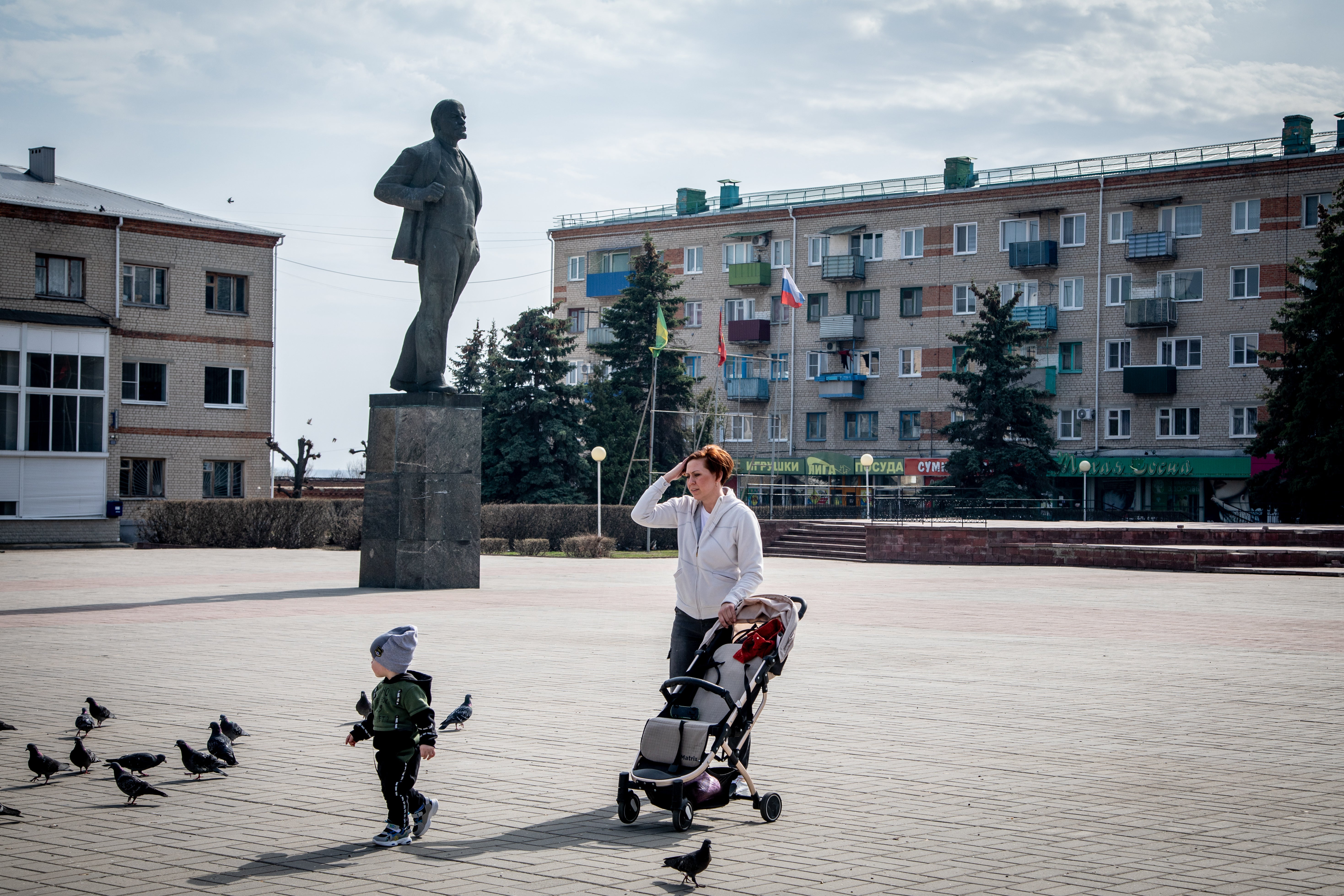 Lenin square, Ostrogozhsk. “They’ll decide things without us. I’d suggest you do something more useful than counting guns.”