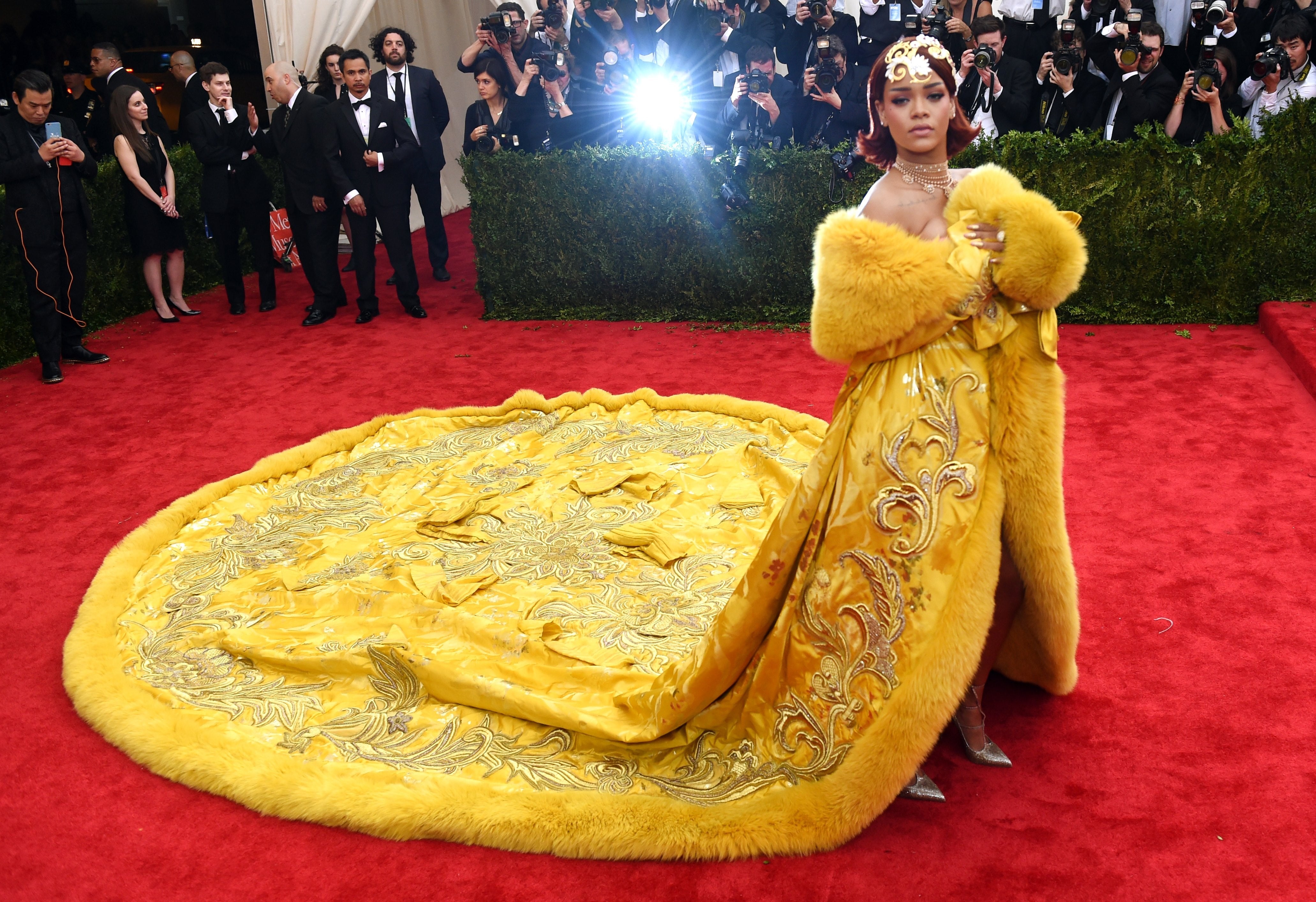 Rihanna arrives at the 2015 Met Gala