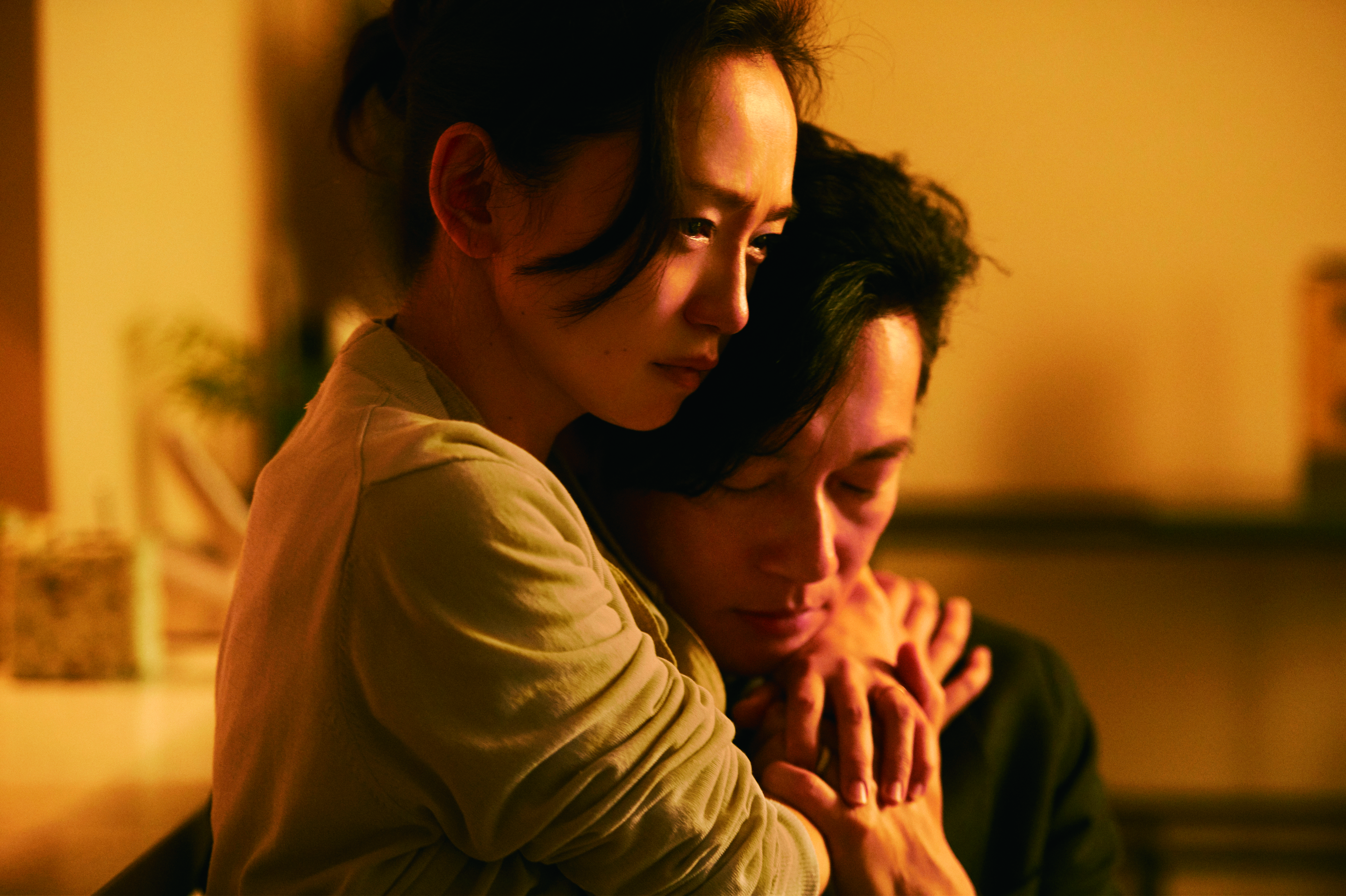 Hiromi Nagasaku and Arata Iura in ‘True Mothers’