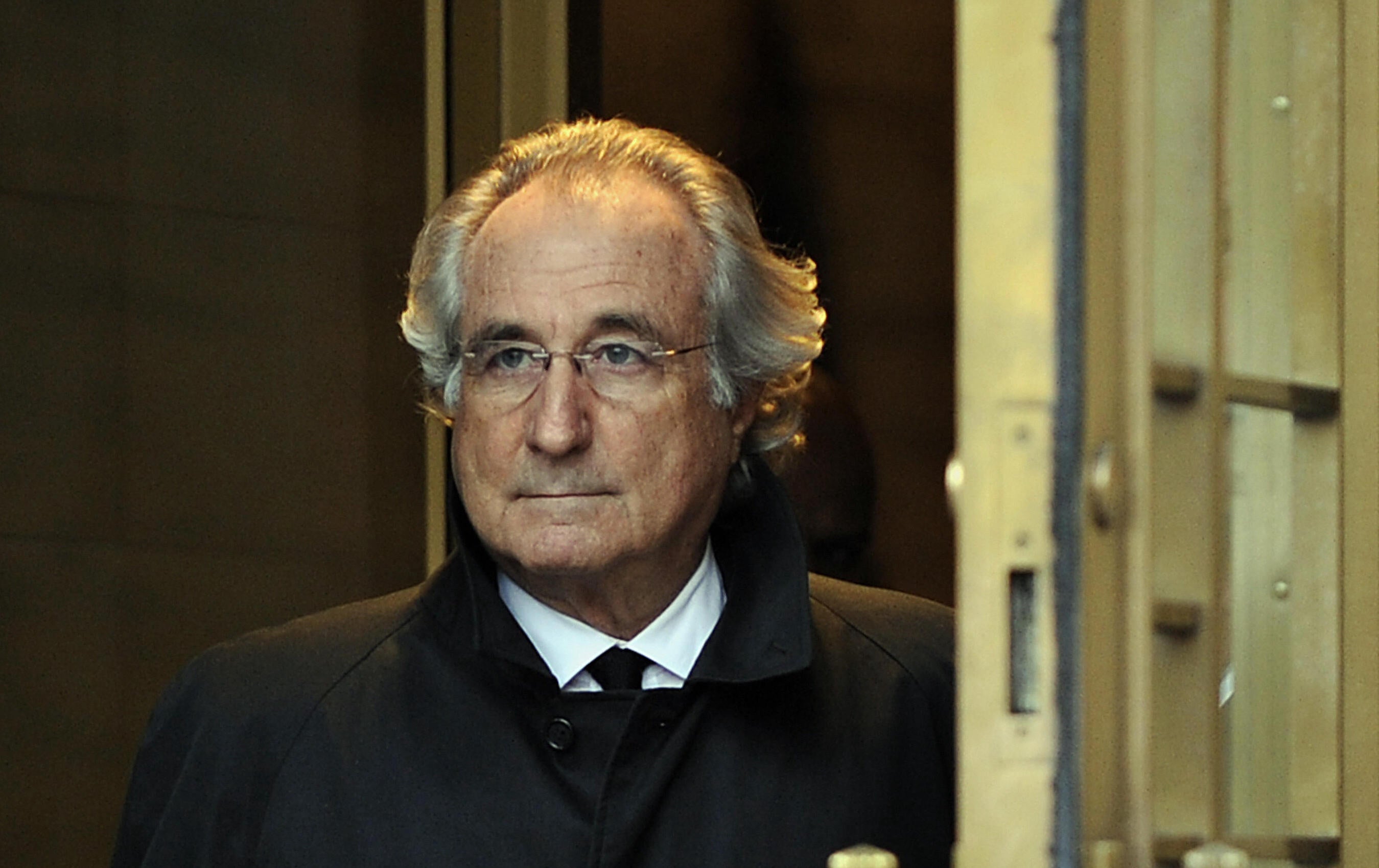 Madoff leaves a US Federal Court while being investigated for fraud in 2009