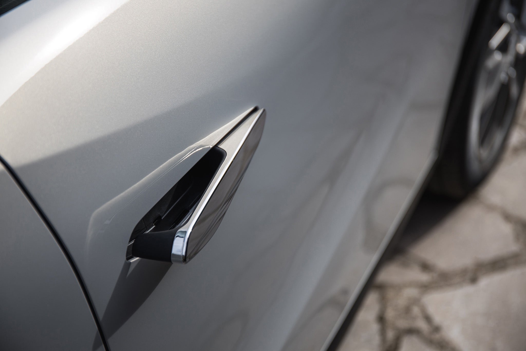 The flush-fitting door handles only appear when you need them. The rest of the time they’re concealed