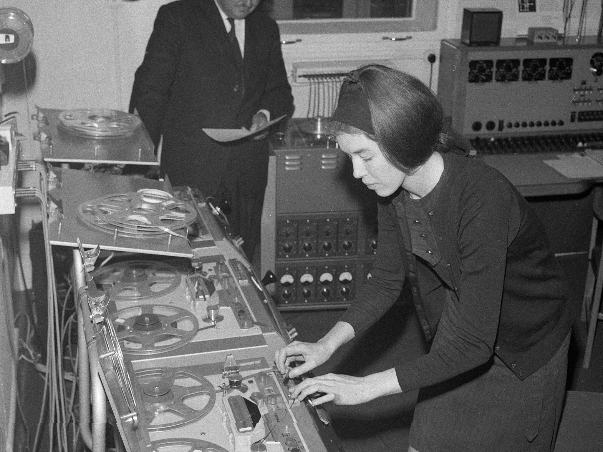 Delia Derbyshire composes using multiple reel-to-reel tape machines in 1965