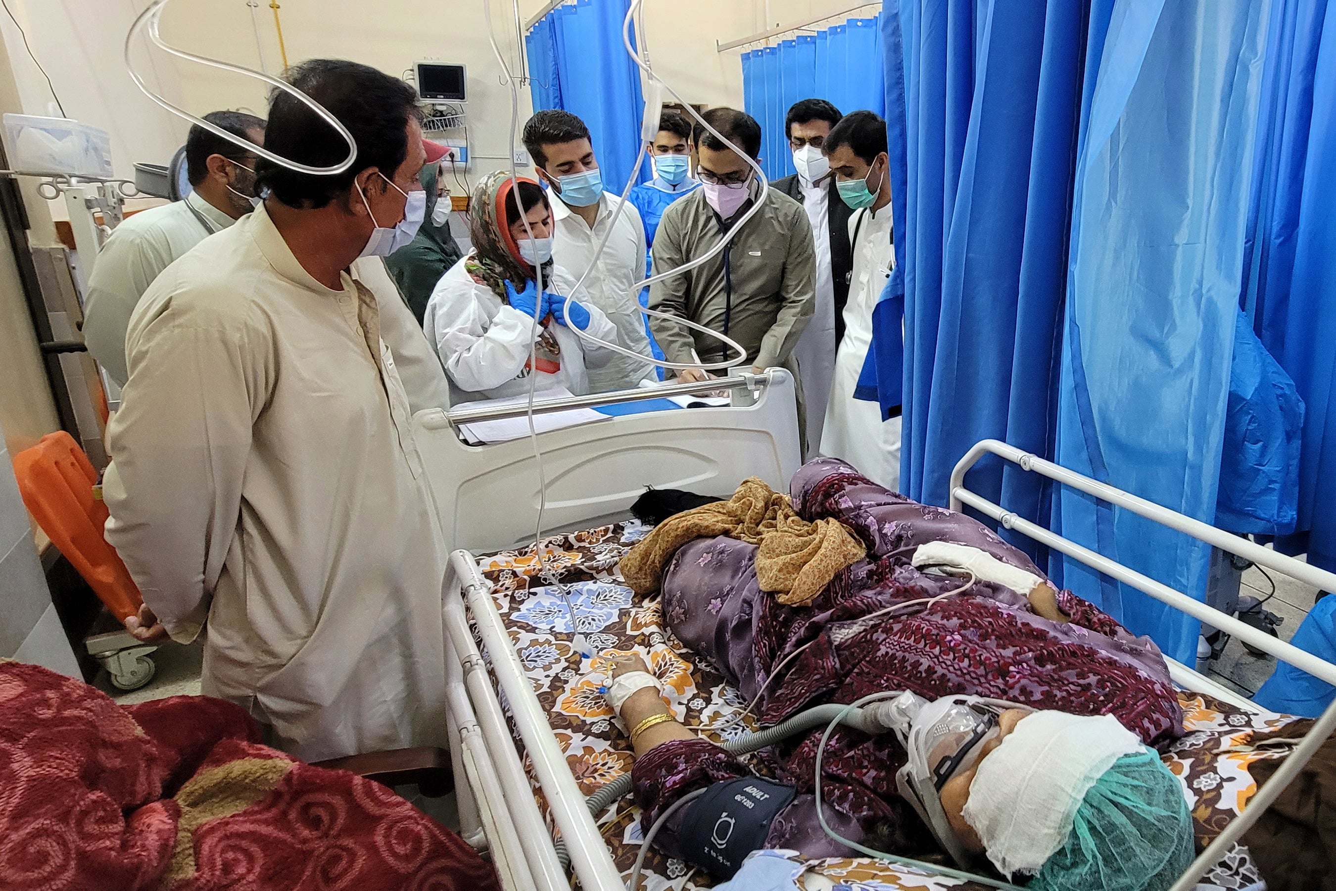 Patients suffering from Covid-19 receive medical treatment at a hospital in Quetta, provincial capital of Balochistan province, Pakistan, 23 April 2021